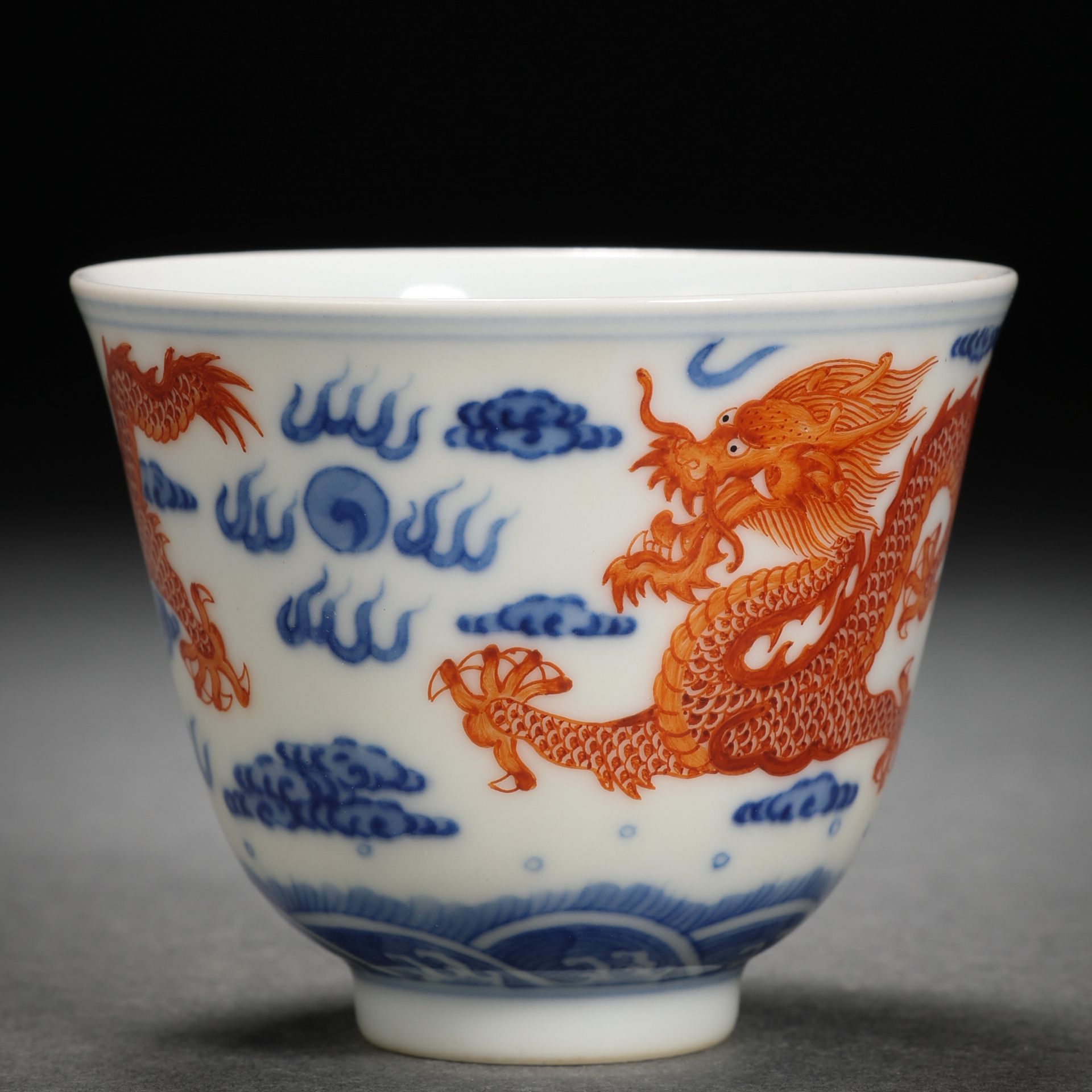 A Chinese Underglaze Blue and Iron Red Dragon Cup - Image 3 of 6