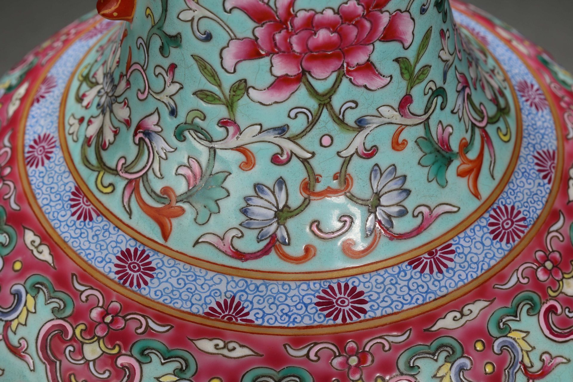 A Chinese Famille Rose Lotus Scrolls Vase - Bild 10 aus 13