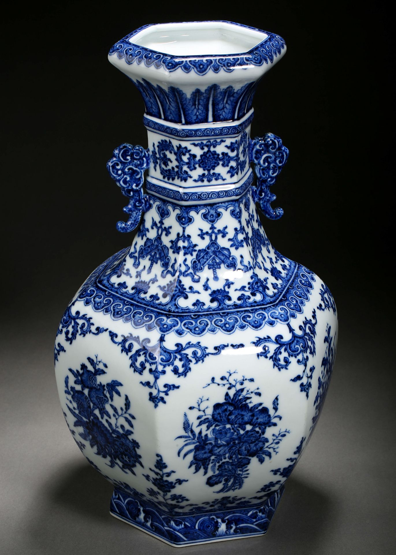 A Chinese Blue and White Hexagonal Vase - Bild 4 aus 9