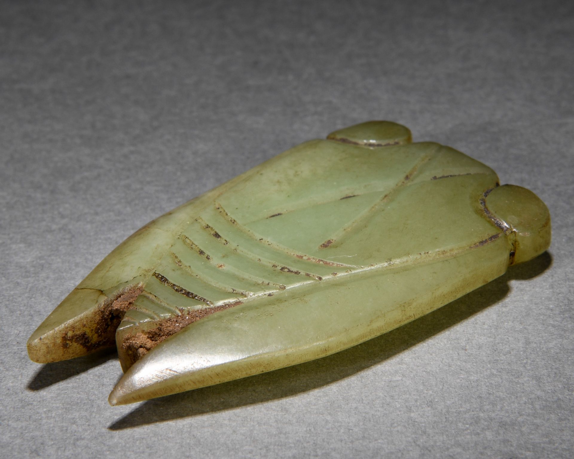 A Chinese Carved Celadon Jade Cicada - Bild 6 aus 7