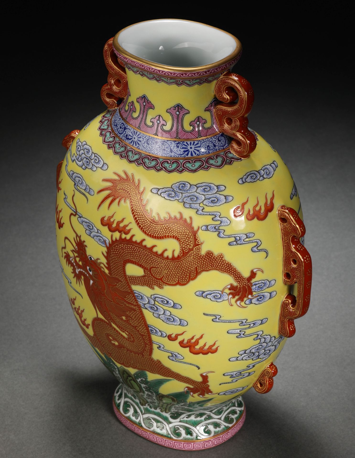 A Chinese Falangcai and Gilt Dragon Vase - Bild 4 aus 13