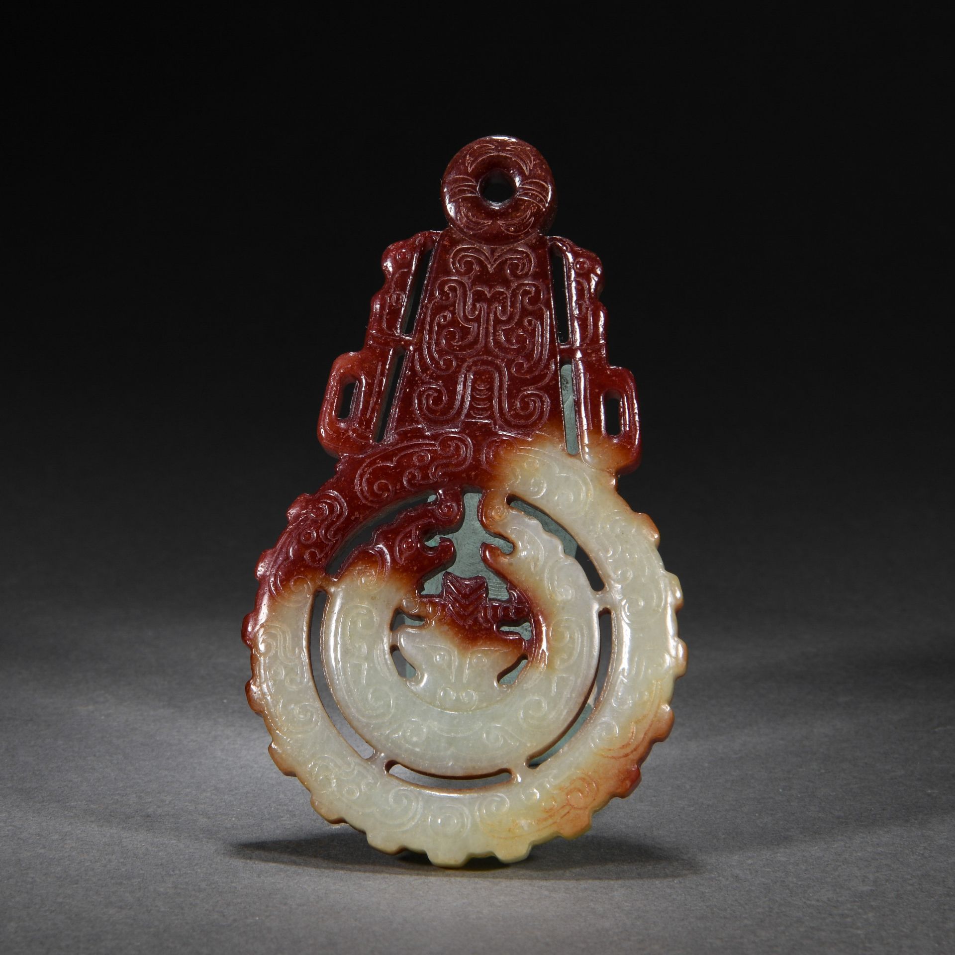 A Chinese Carved Jade Ornament - Bild 2 aus 8