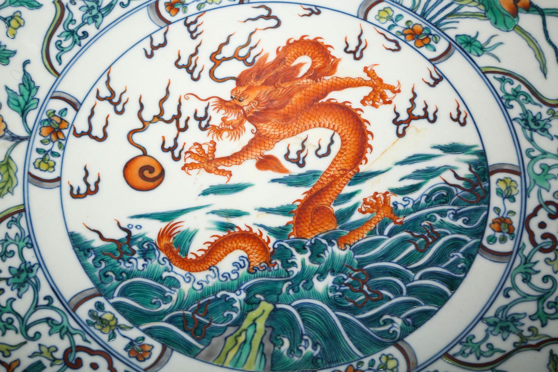 A Chinese Doucai Glaze Dragon and Waves Plate - Bild 3 aus 9