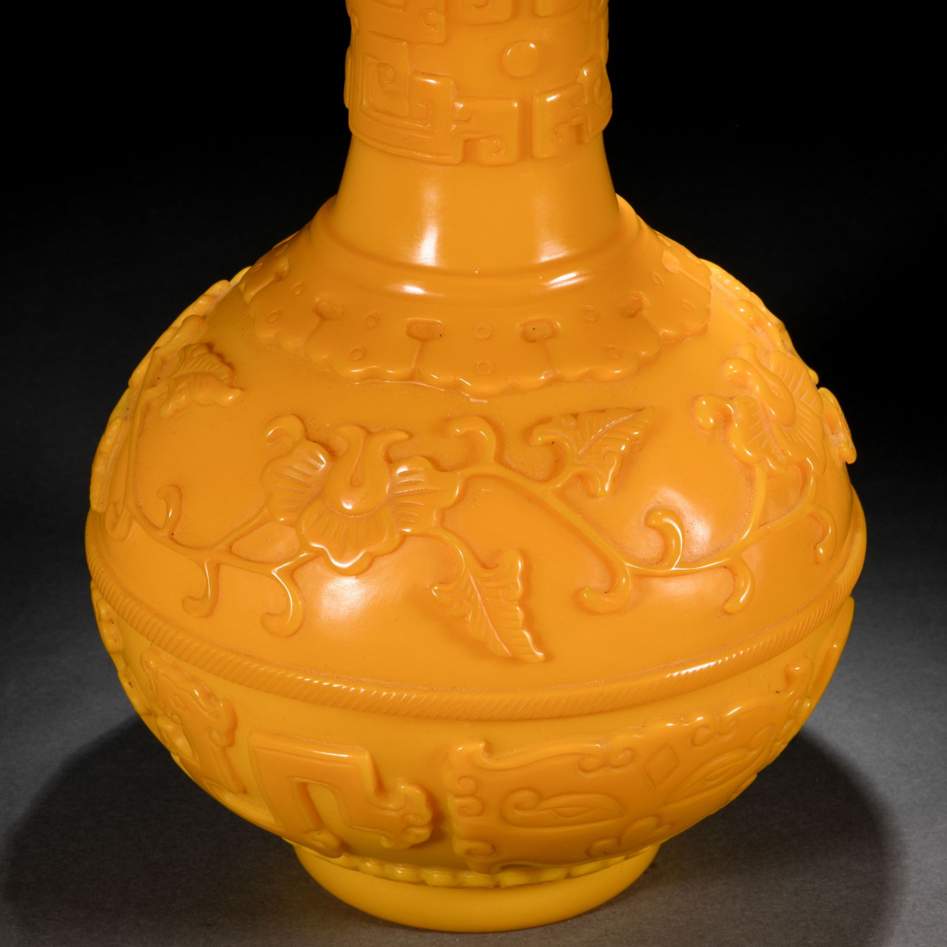 A Chinese Archaic Peking Glass Bottle Vase - Image 3 of 8