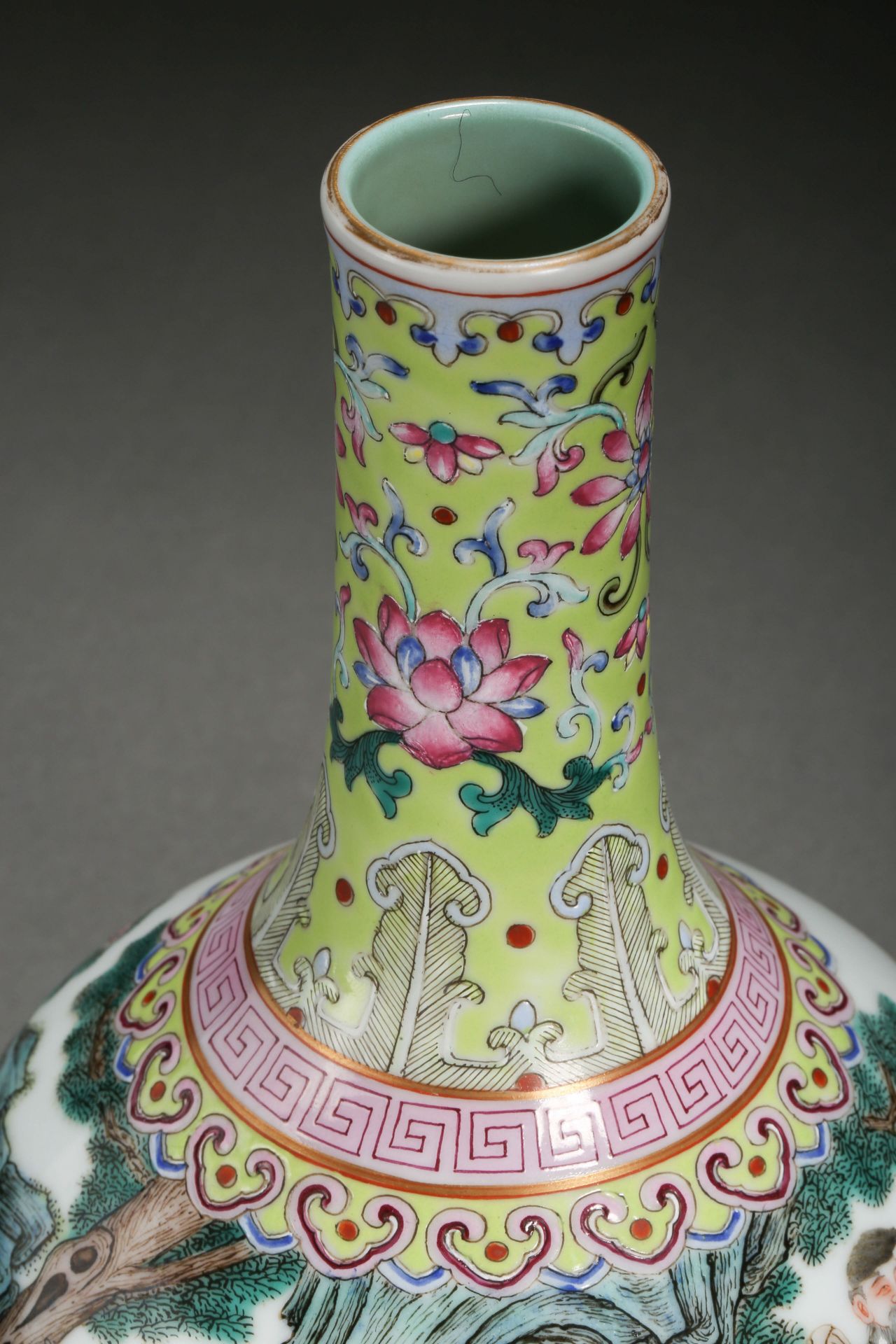A Chinese Famille Rose Landscape Vase - Bild 6 aus 9