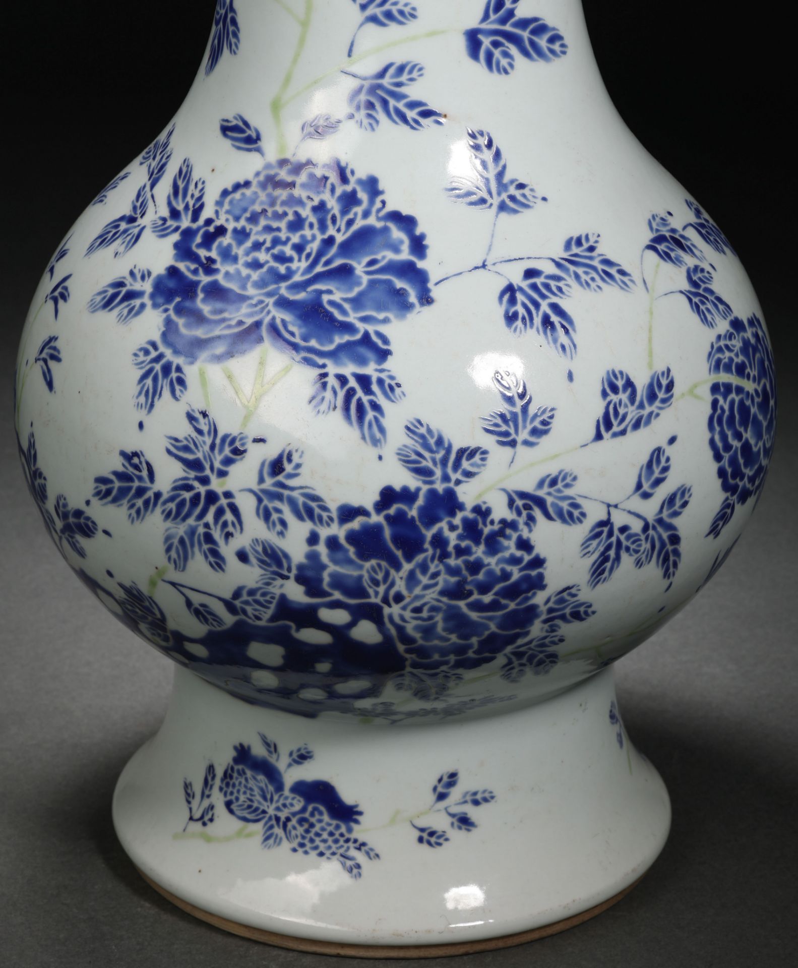 A Chinese Blue and White Flroal Vase - Image 3 of 11
