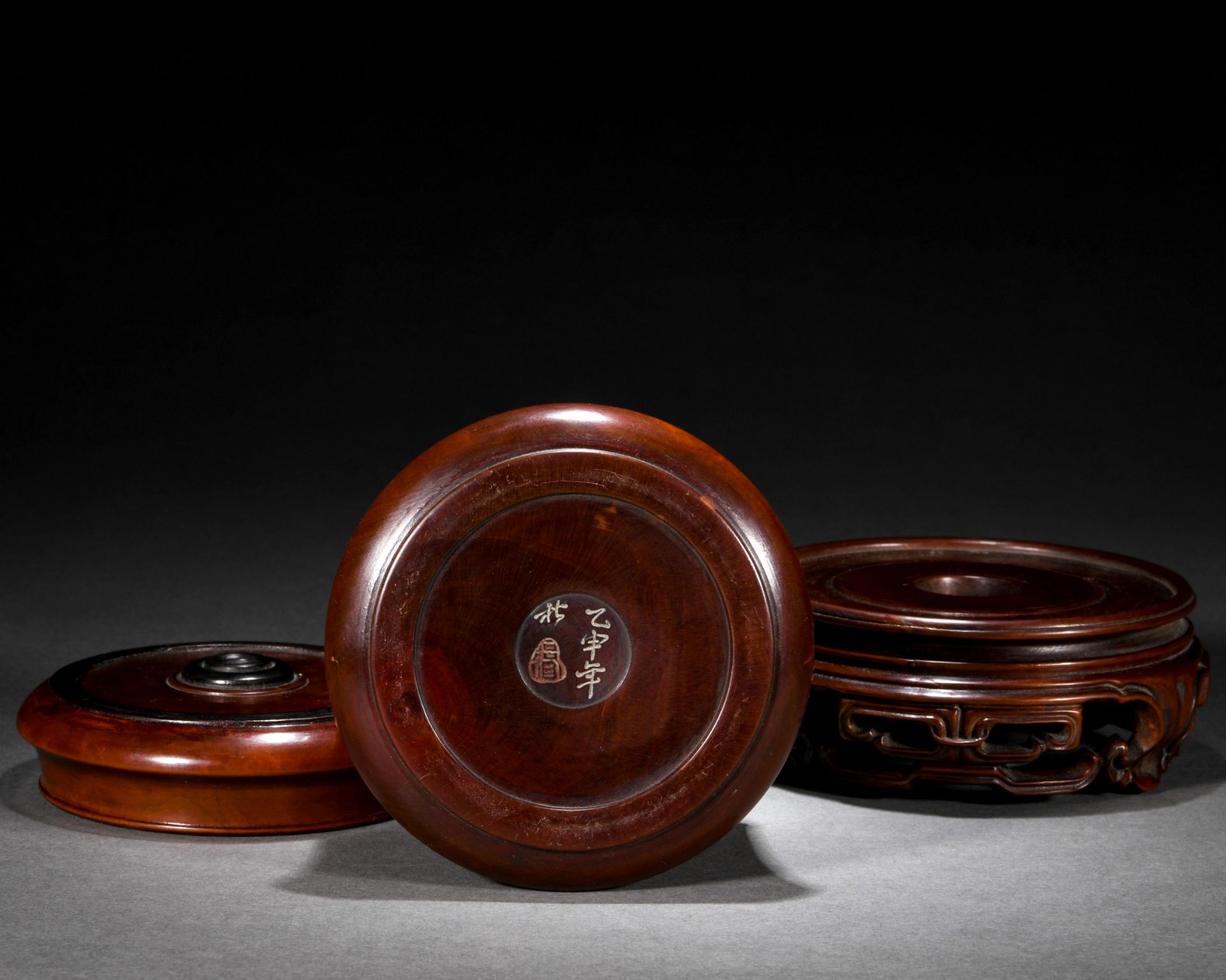 A Chinese Carved Hardwood Box with Cover - Bild 7 aus 7