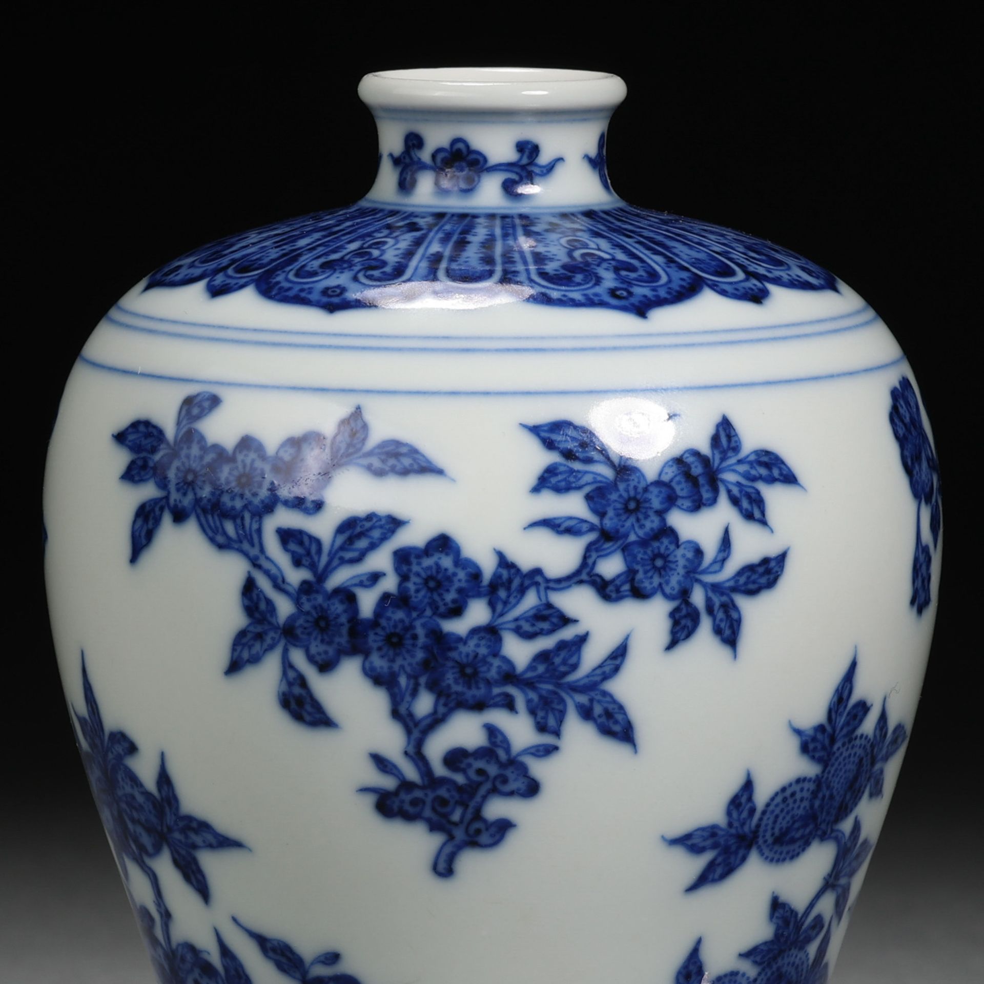 A Chinese Blue and White Fruits Vase Meiping - Bild 2 aus 9