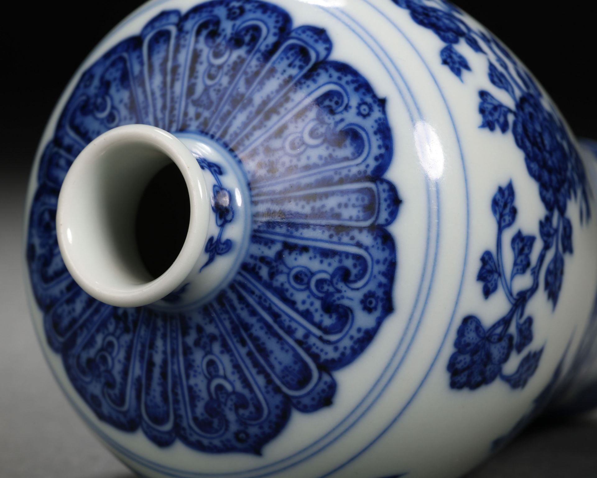 A Chinese Blue and White Fruits Vase Meiping - Bild 7 aus 9