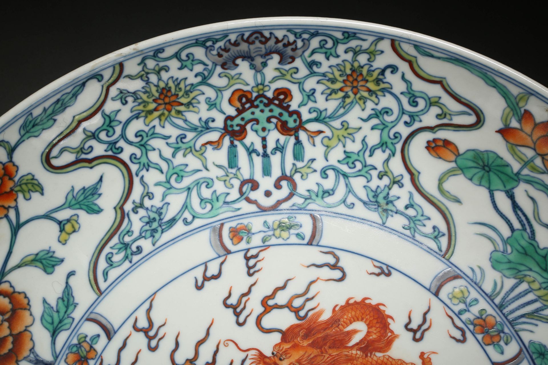 A Chinese Doucai Glaze Dragon and Waves Plate - Bild 4 aus 9