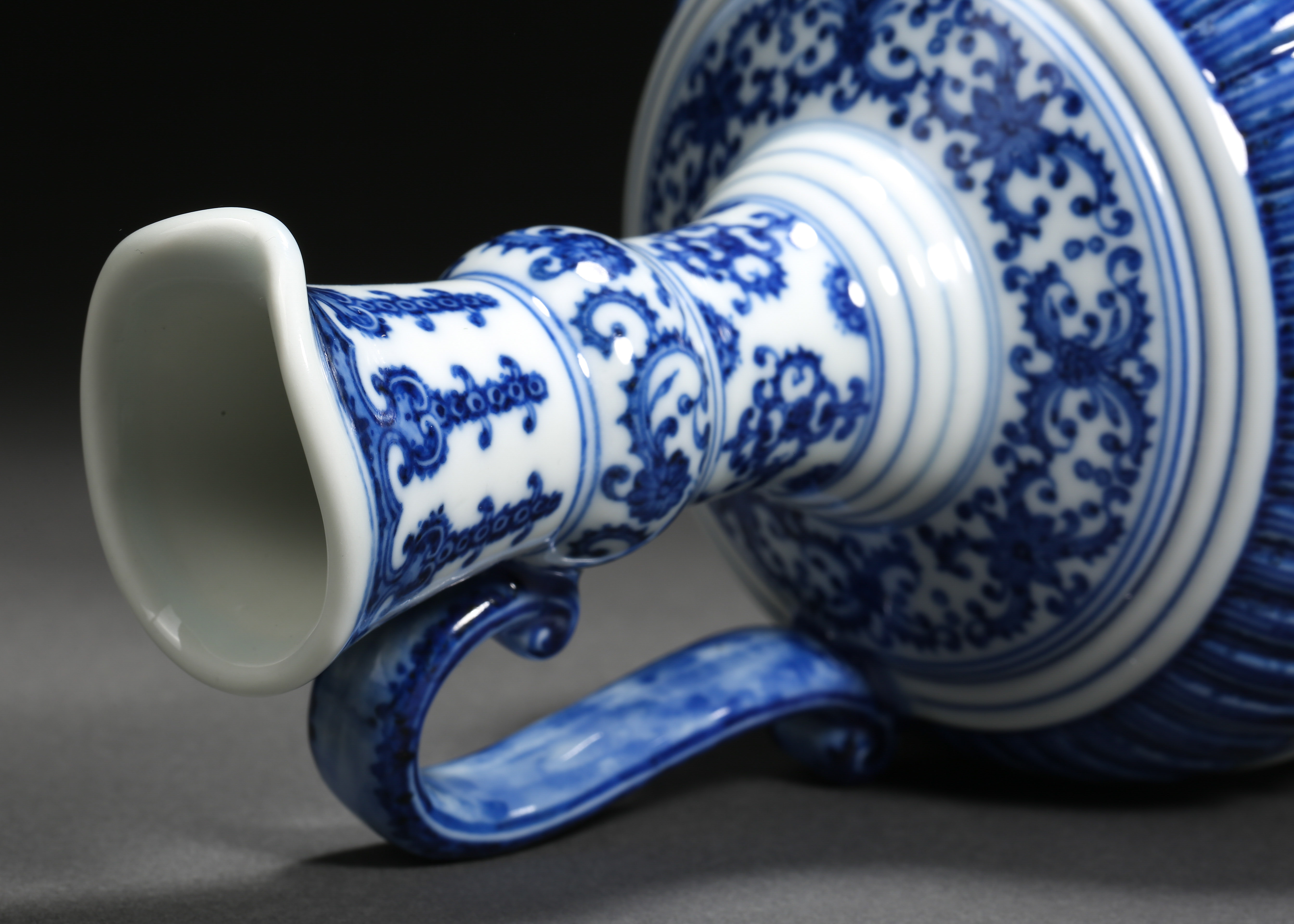 A Chinese Blue and White Floral Scrolls Ewer - Image 9 of 10