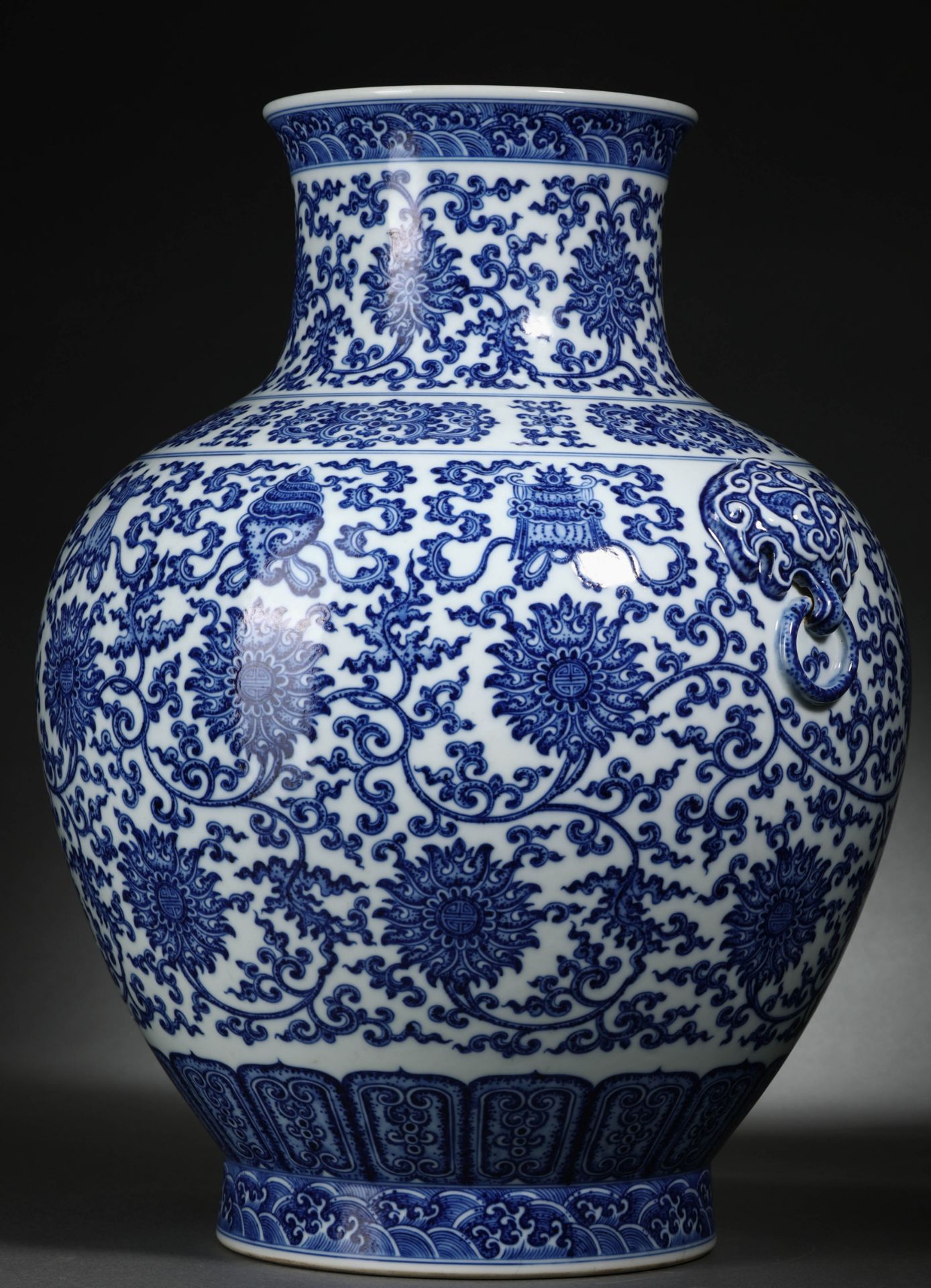 A Chinese Blue and White Lotus Scrolls Zun Vase - Bild 6 aus 15