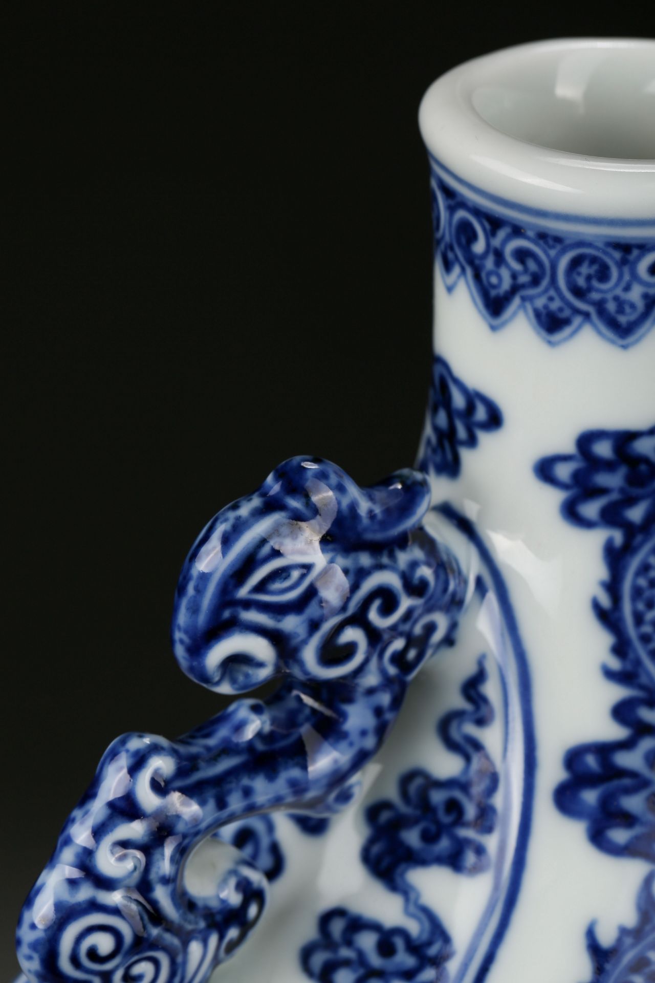 A Chinese Blue and White Dragon Double Gourds Vase - Bild 7 aus 11