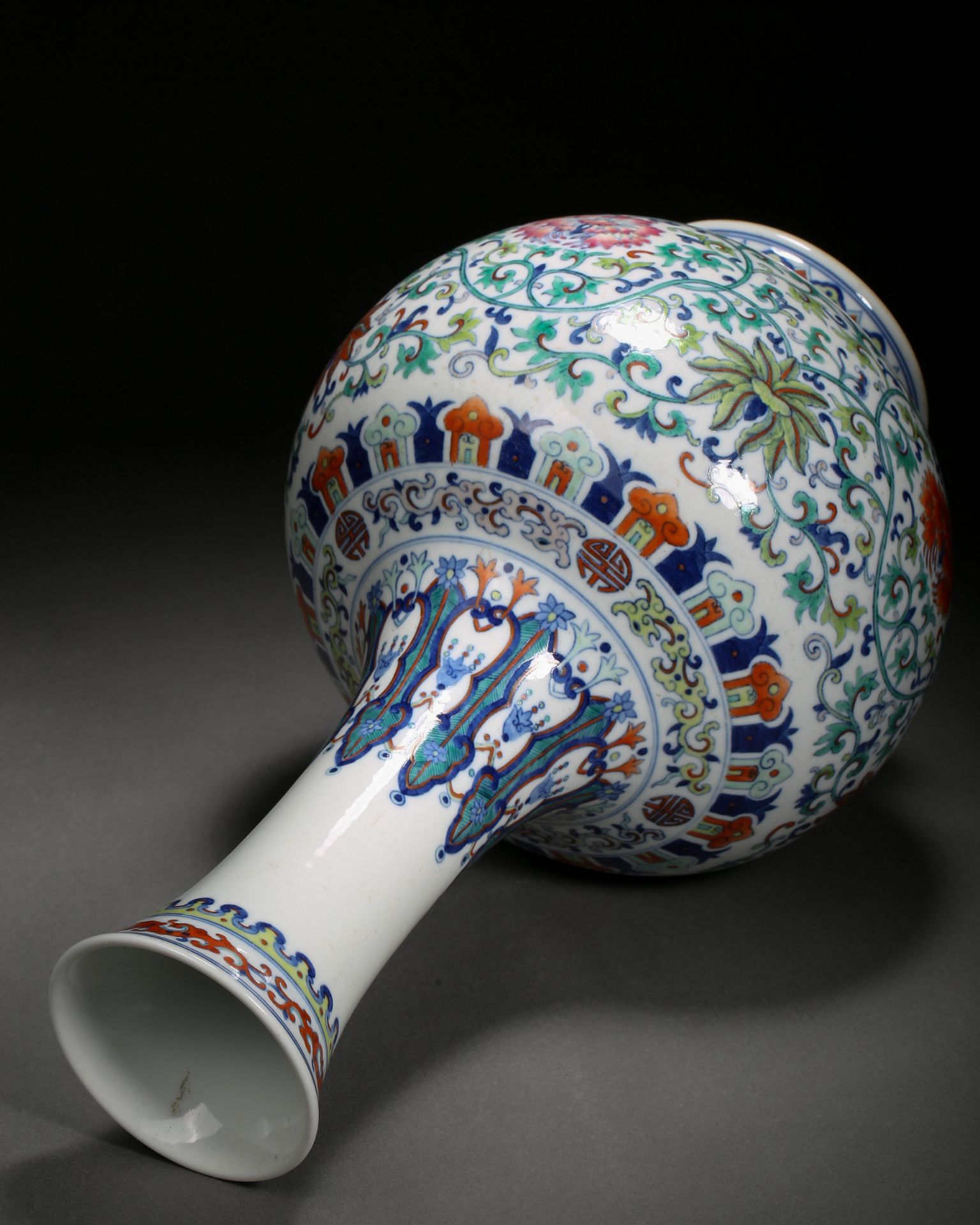 A Chinese Doucai Glaze Lotus Scrolls Decorative Vase - Bild 7 aus 8
