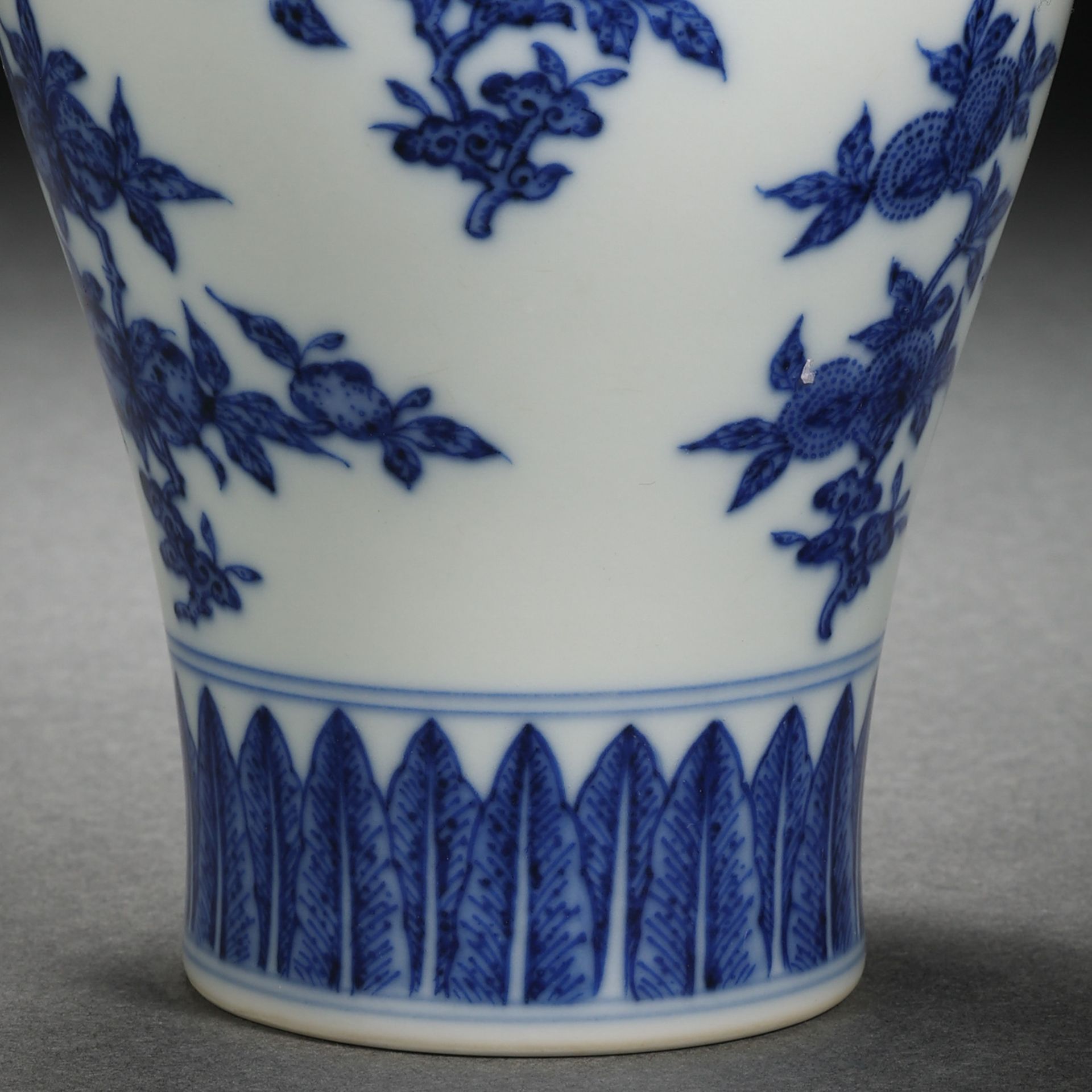 A Chinese Blue and White Fruits Vase Meiping - Bild 3 aus 9