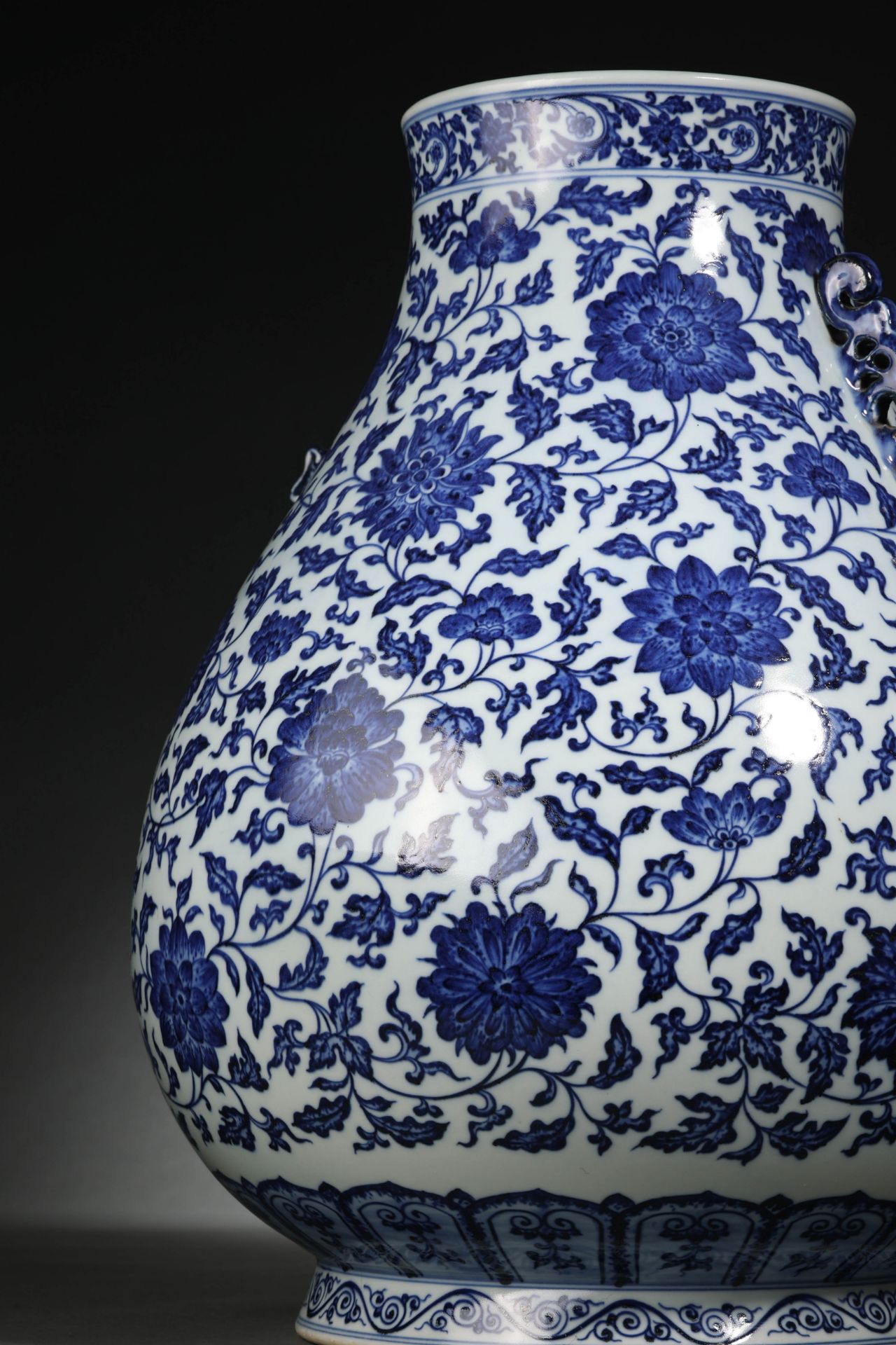A Chinese Blue and White Floral Scrolls Zun Vase - Image 7 of 13