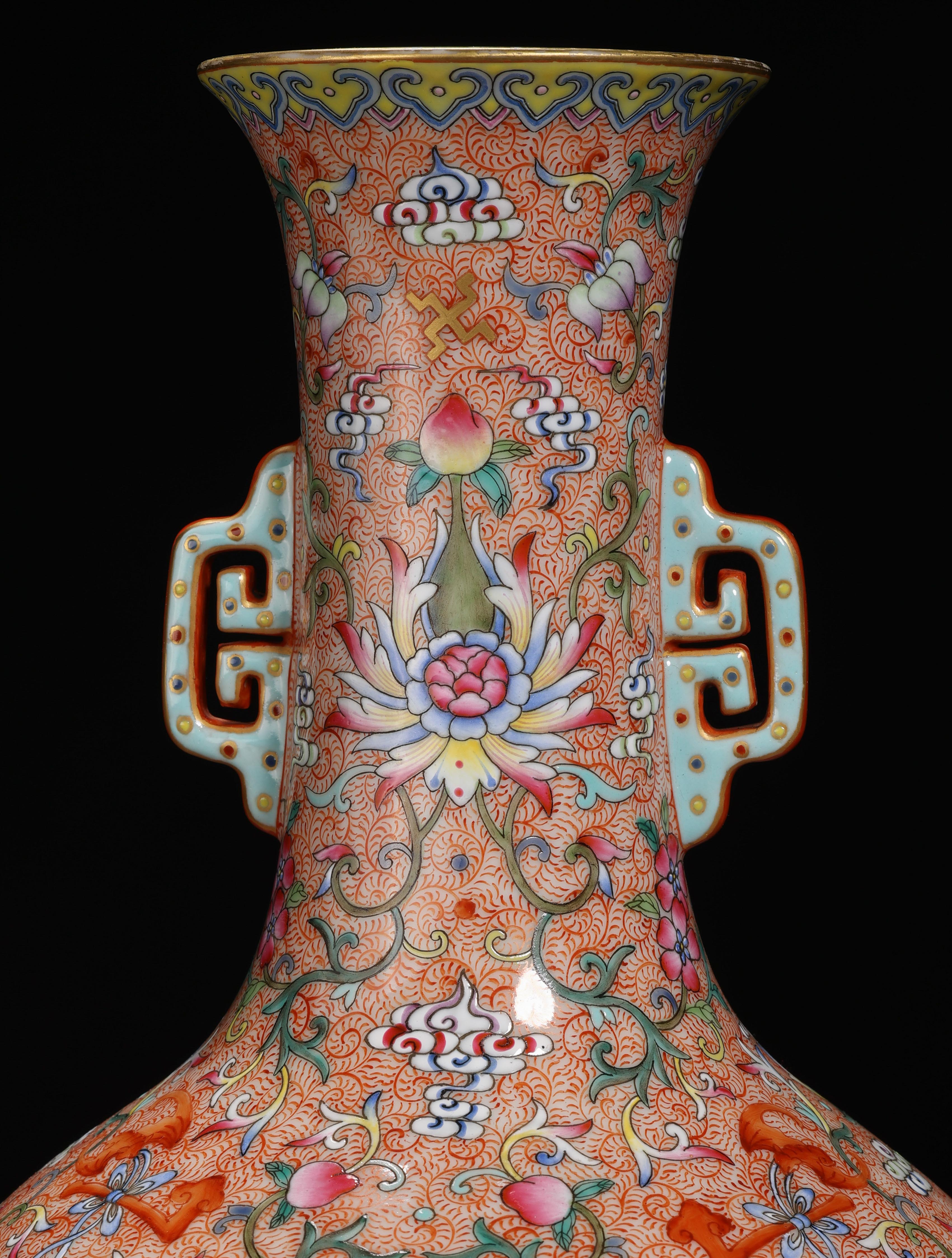 A Chinese Famille Rose Lotus Scrolls Vase - Image 2 of 11