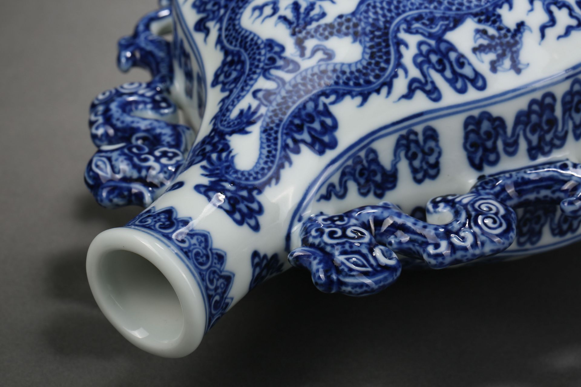 A Chinese Blue and White Dragon Double Gourds Vase - Bild 10 aus 11