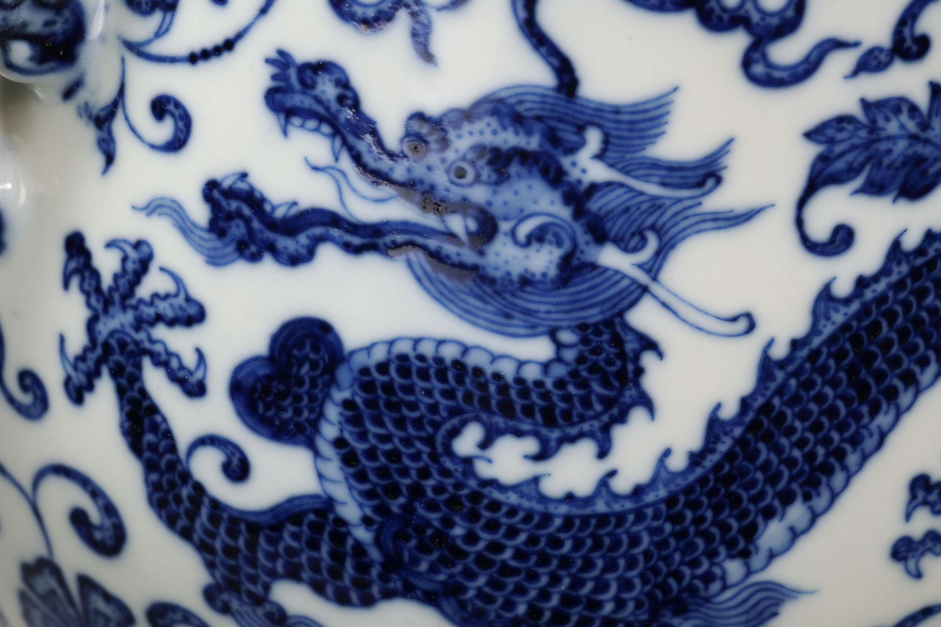 A Chinese Blue and White Dragon Zun Vase - Bild 6 aus 11