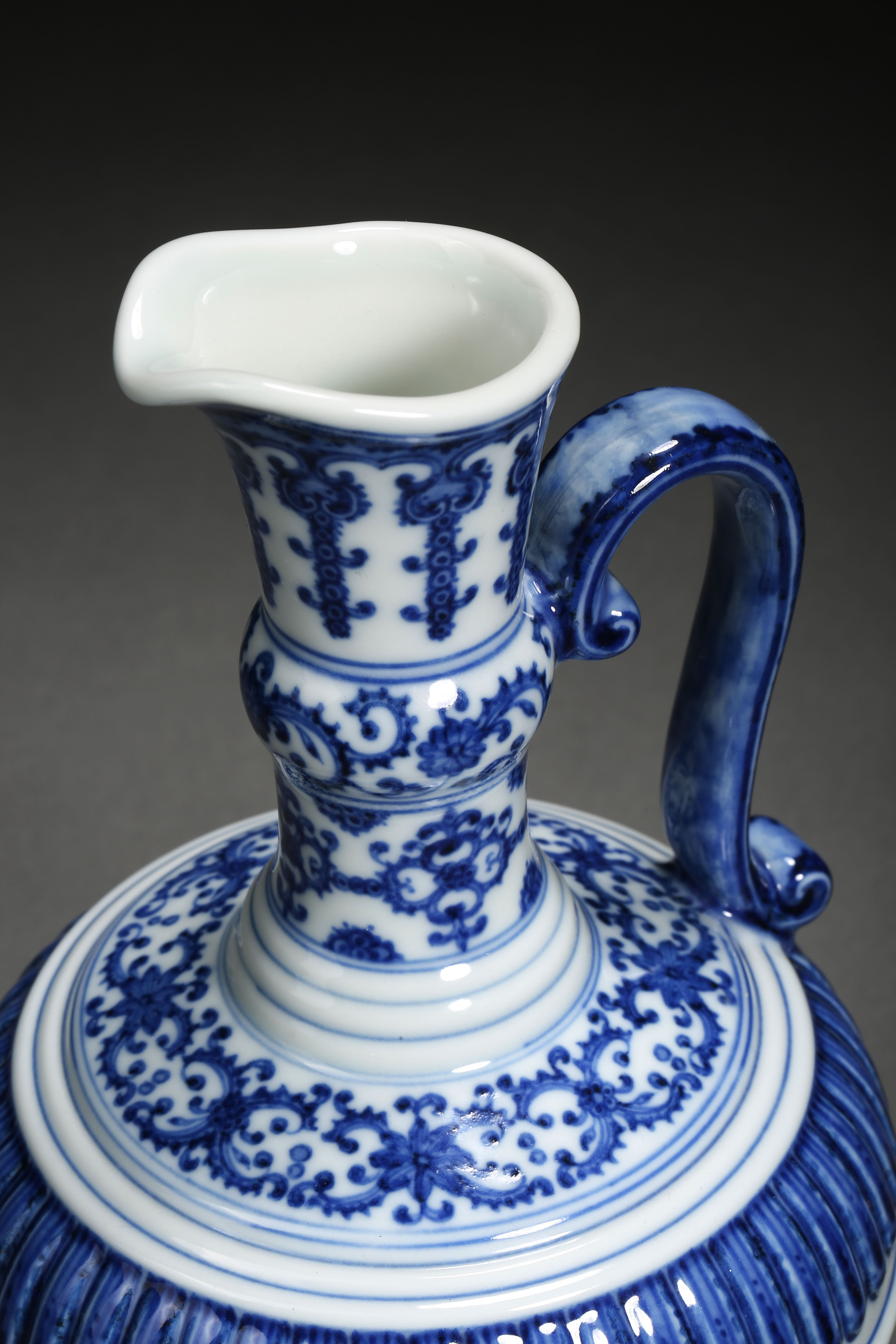 A Chinese Blue and White Floral Scrolls Ewer - Image 7 of 10