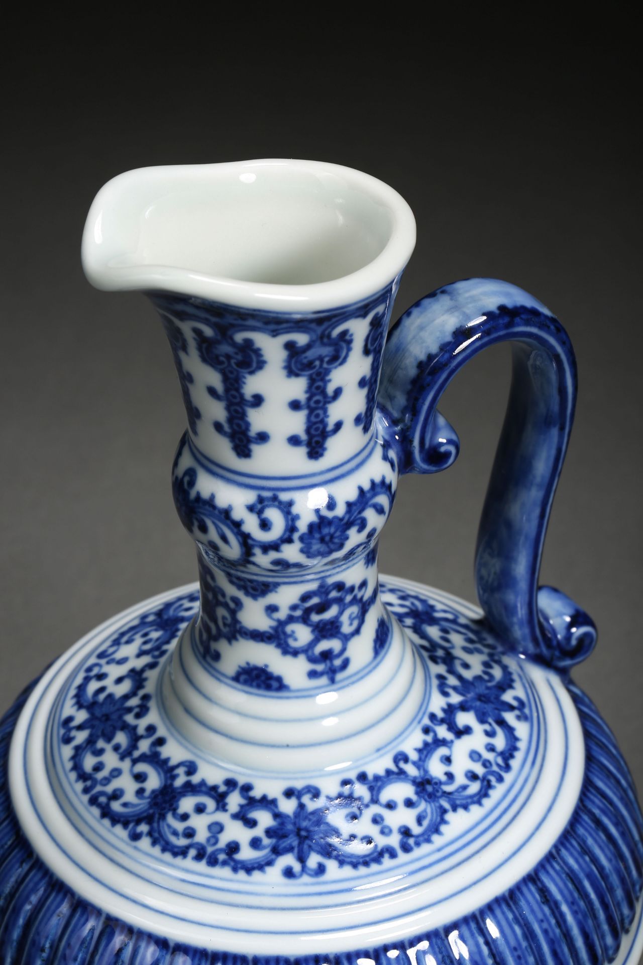 A Chinese Blue and White Floral Scrolls Ewer - Bild 7 aus 10