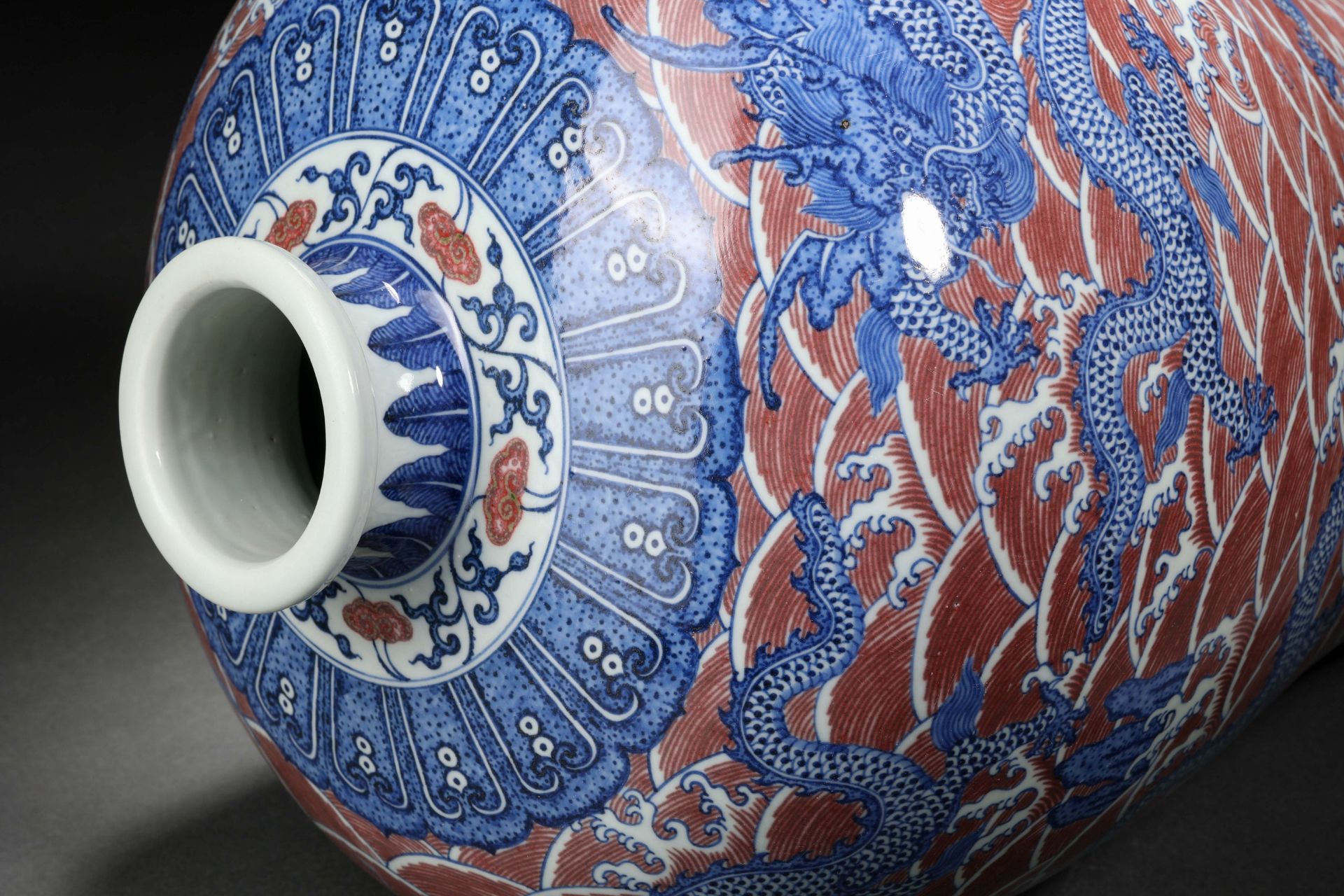 A Chinese Underglaze Blue and Copper Red Vase Meiping - Bild 9 aus 10