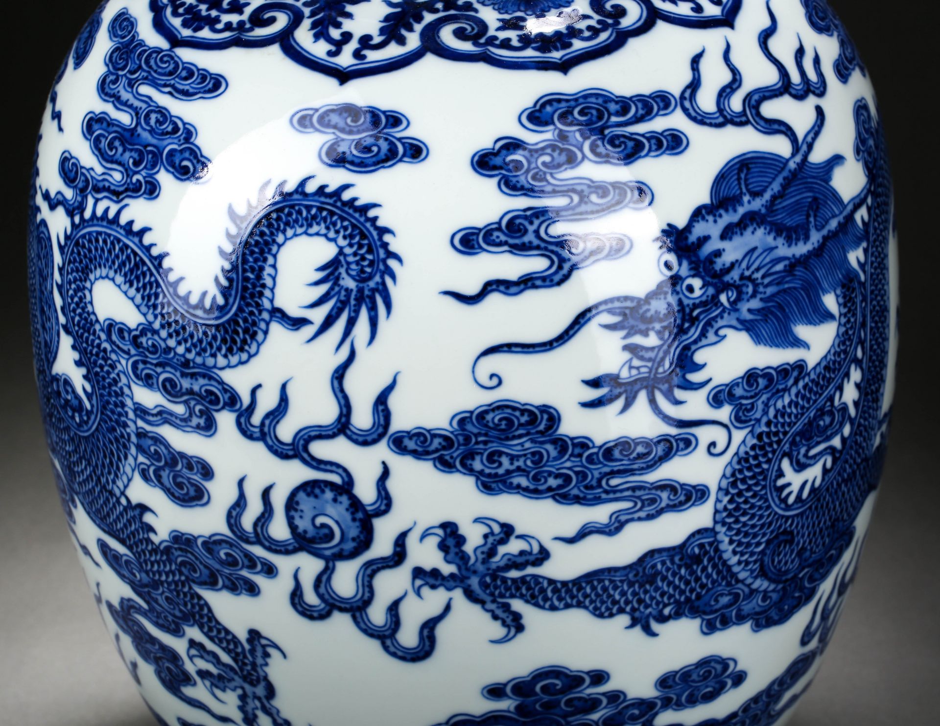 A Chinese Blue and White Dragons Vase Qianlong Mark - Bild 8 aus 11