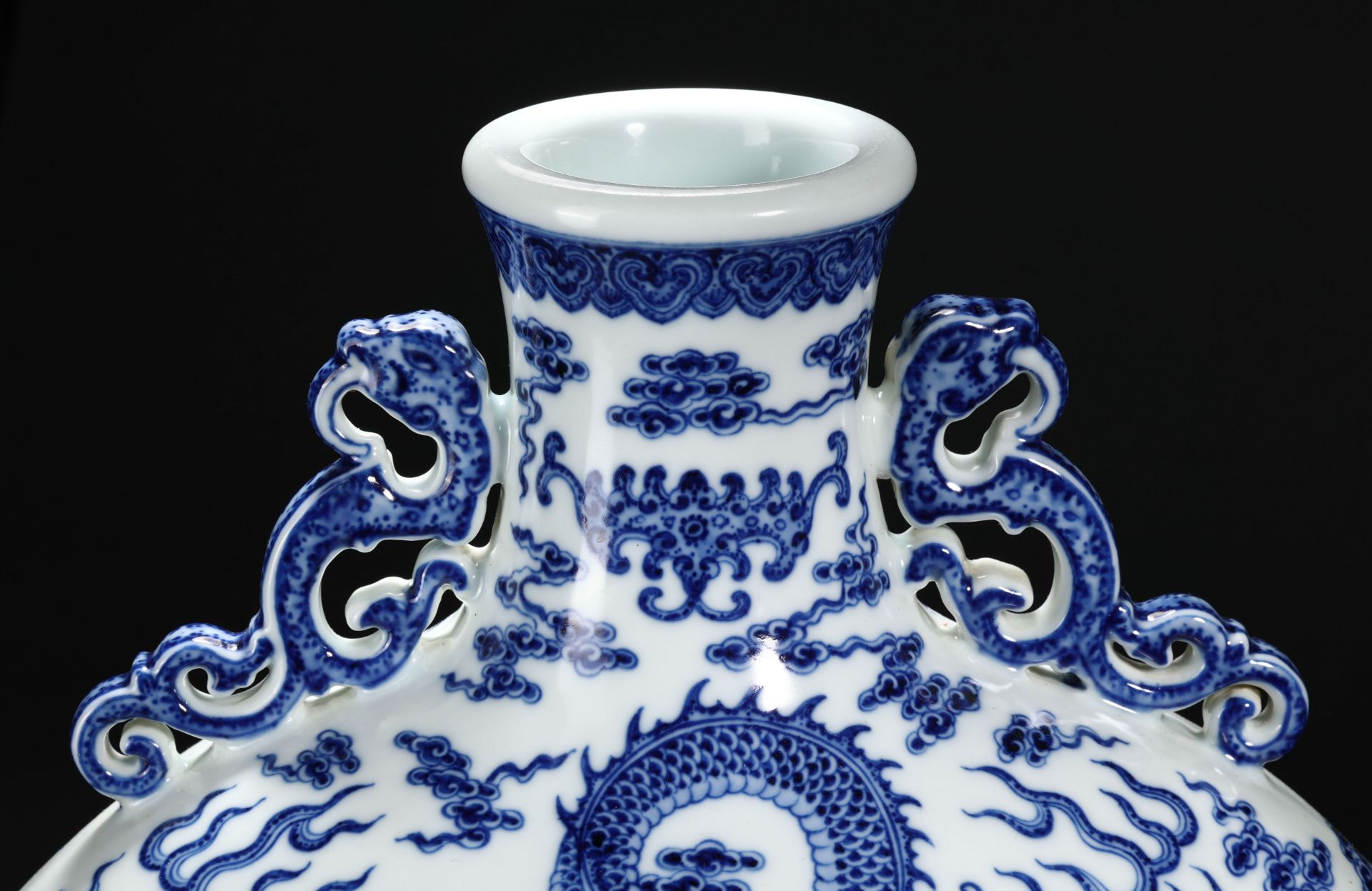 A Chinese Blue and White Dragon Moon Flask - Image 8 of 13