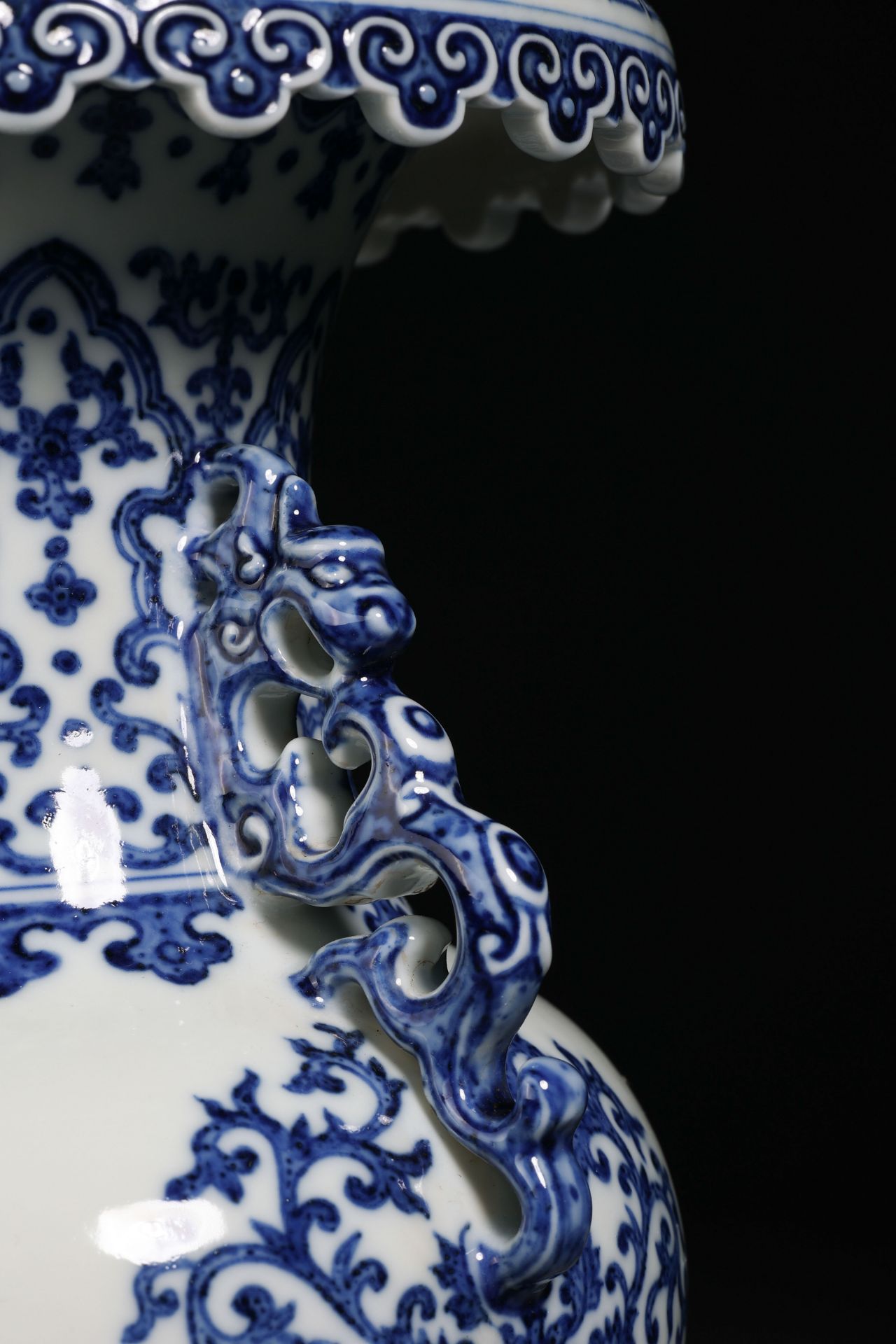 A Chinese Blue and White Floral Scrolls Zun Vase - Bild 5 aus 13