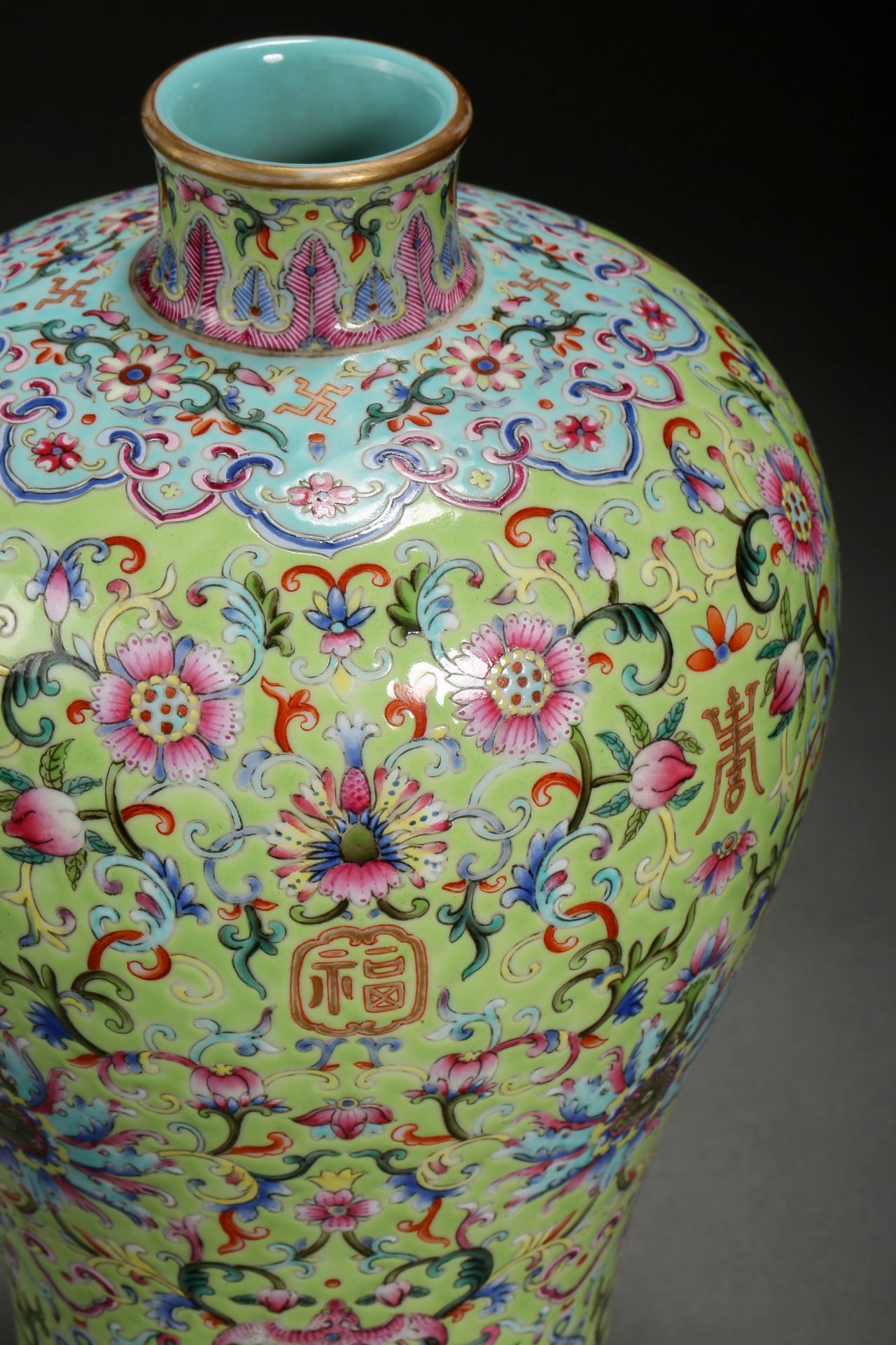 A Chinese Famille Rose Lotus Scrolls Vase Meiping - Bild 3 aus 8