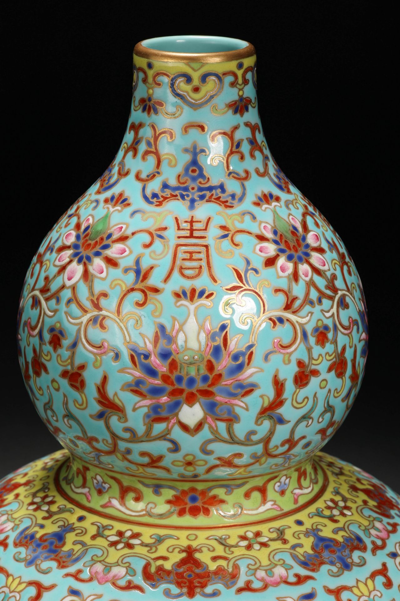 A Chinese Famille Rose and Gilt Double Gourds Vase - Bild 2 aus 10