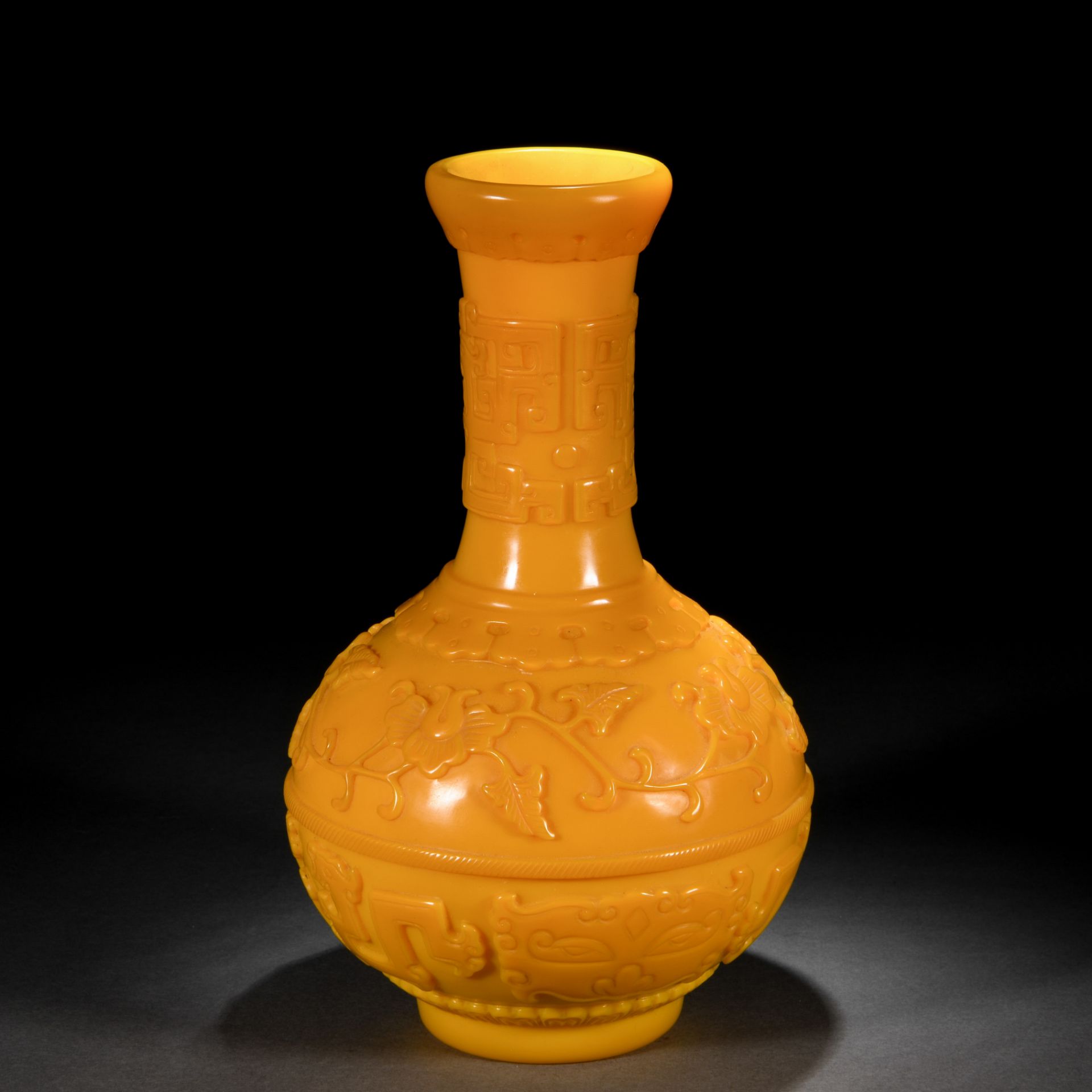 A Chinese Archaic Peking Glass Bottle Vase - Image 2 of 8