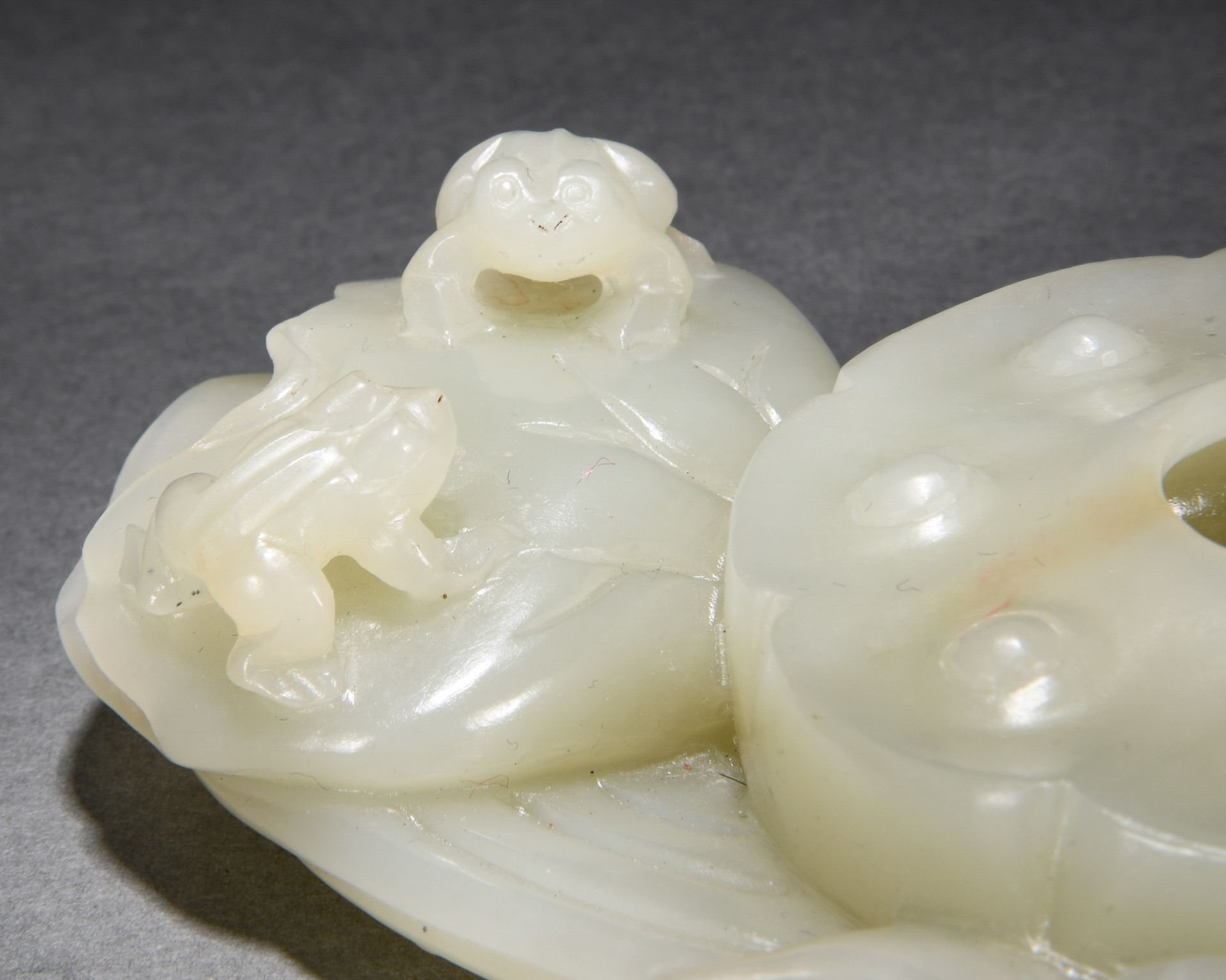 A Chinese Carved White Jade Washer - Image 6 of 8