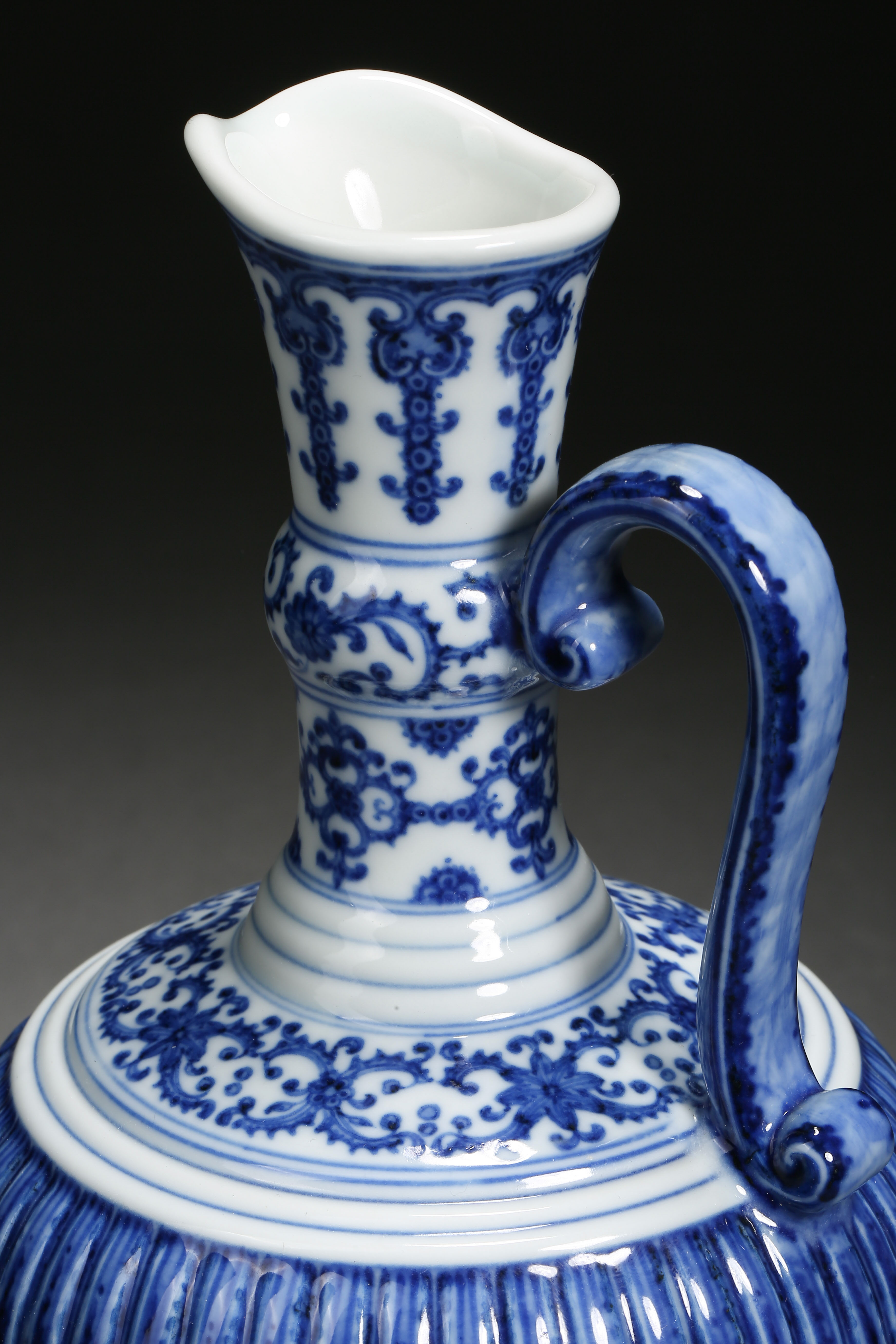 A Chinese Blue and White Floral Scrolls Ewer - Image 5 of 10