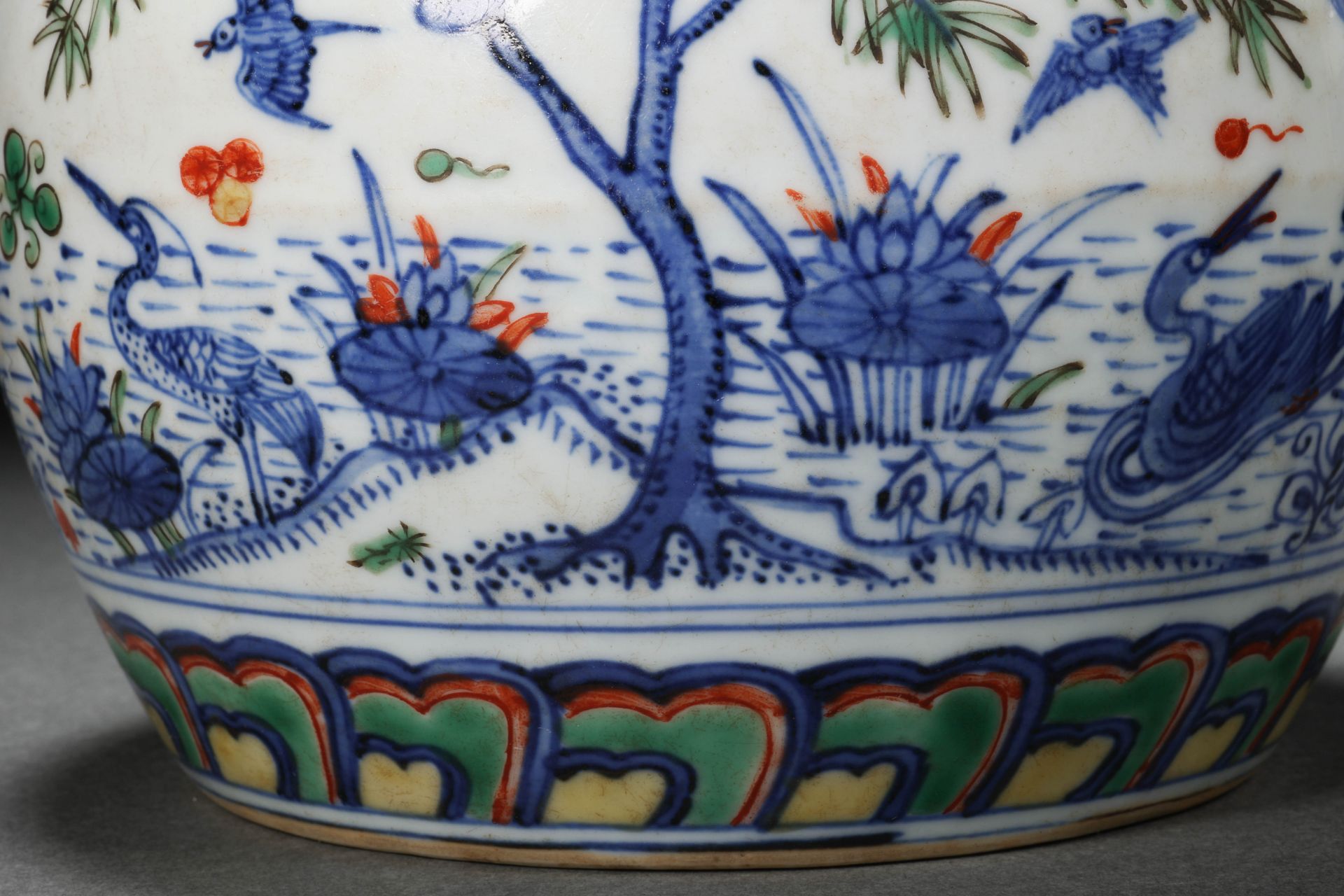 A Chinese Famille Verte Lotus Pond Teapot - Bild 7 aus 12