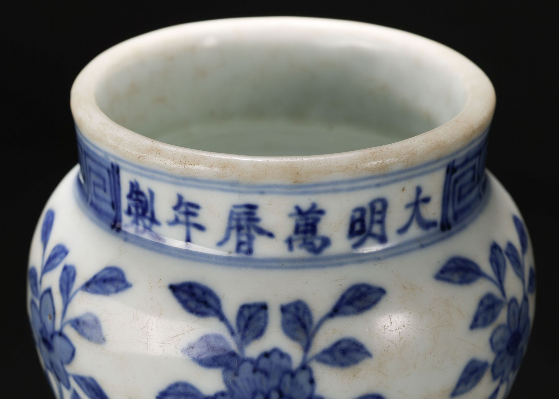 A Chinese Blue and White Garlic Head Vase - Bild 9 aus 11