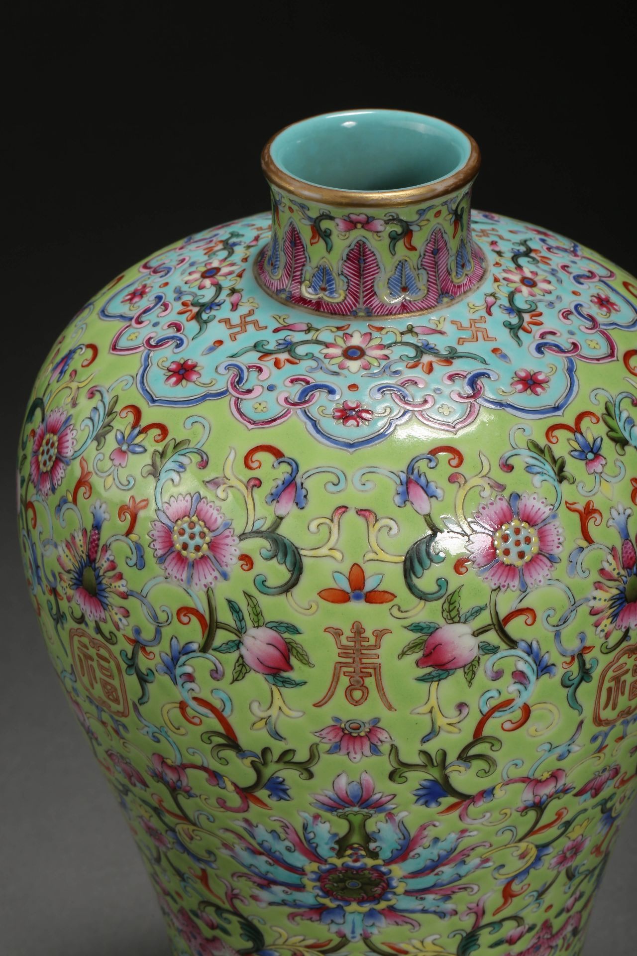 A Chinese Famille Rose Lotus Scrolls Vase Meiping - Bild 4 aus 8