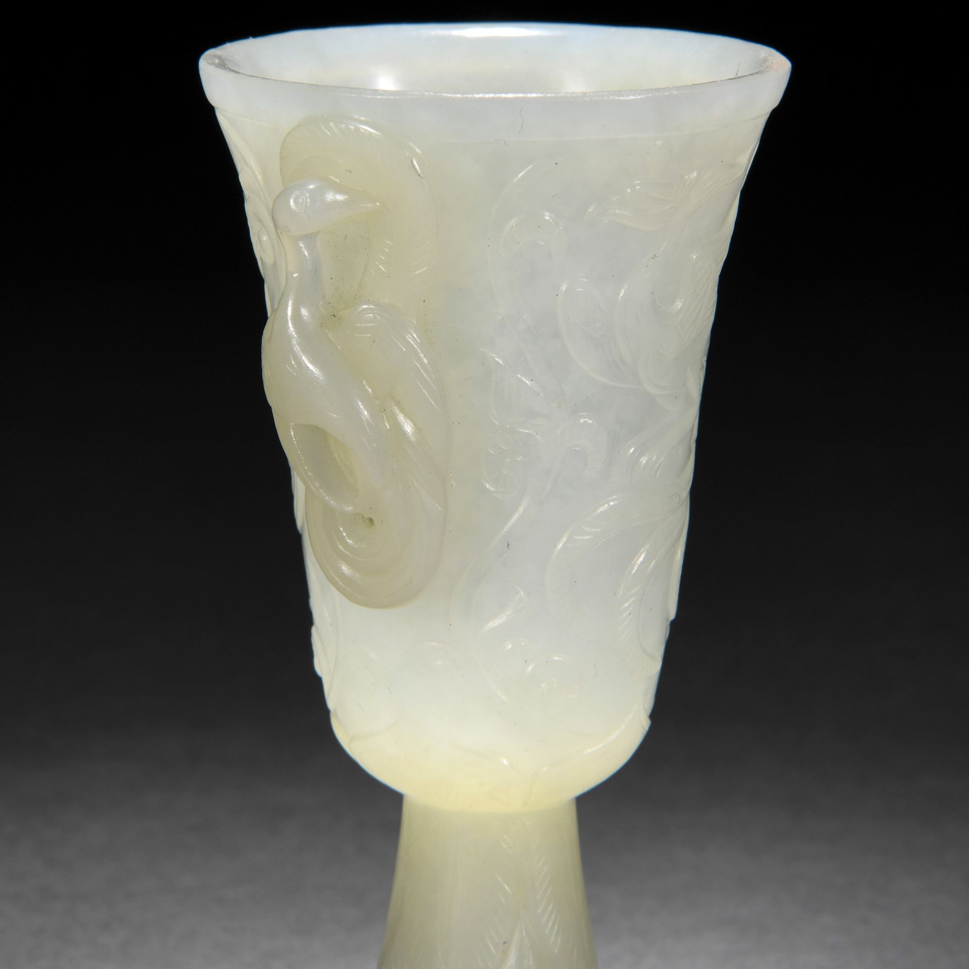 A Chinese Carved White Jade Wine Cup - Bild 3 aus 8