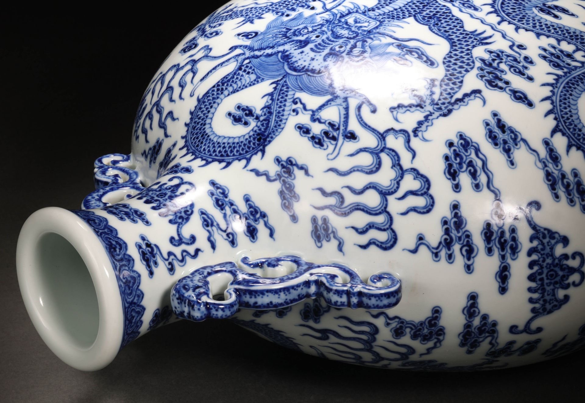 A Chinese Blue and White Dragon Moon Flask - Image 10 of 13