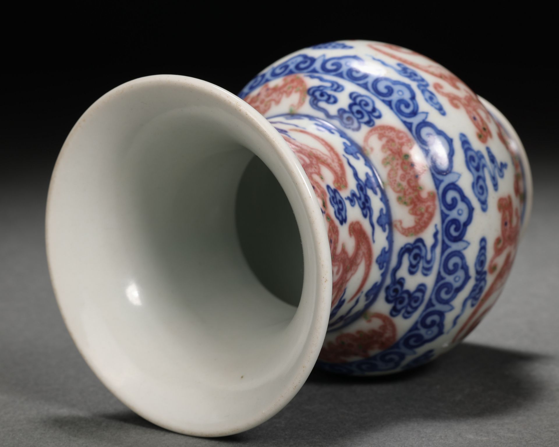 A Chinese Under glaze Blue and Copper Red Phoenix Spitton - Bild 8 aus 10