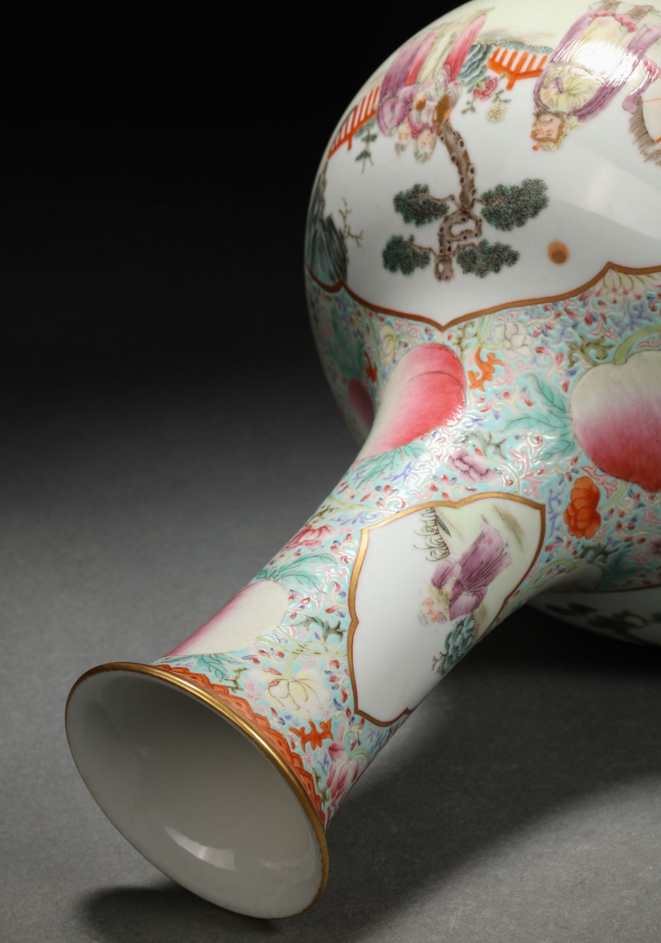 A Chinese Famille Rose Figural Story Decorative Vase - Bild 11 aus 13