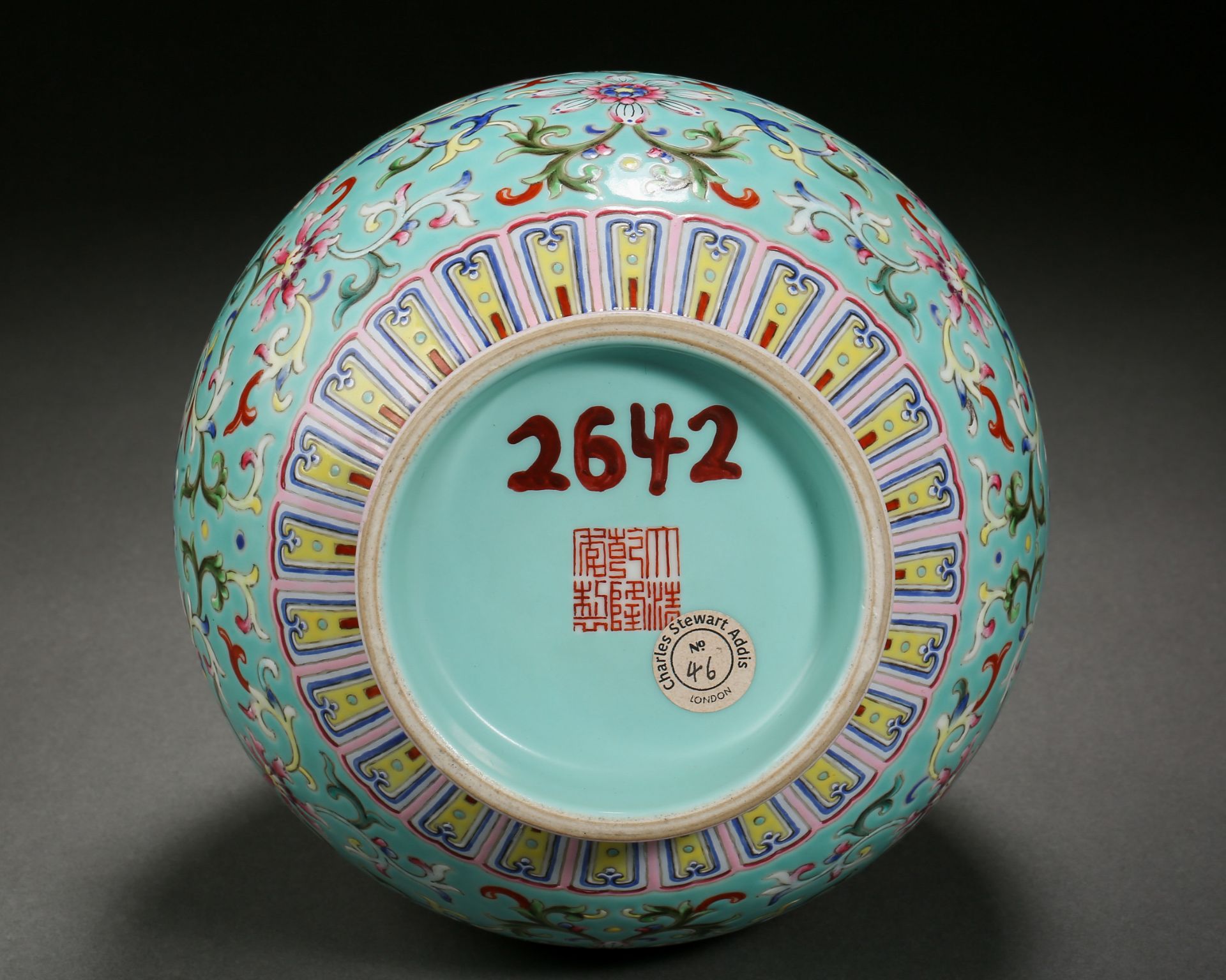 A Chinese Turquoise Ground and Famille Rose Chilong Vase - Bild 9 aus 10