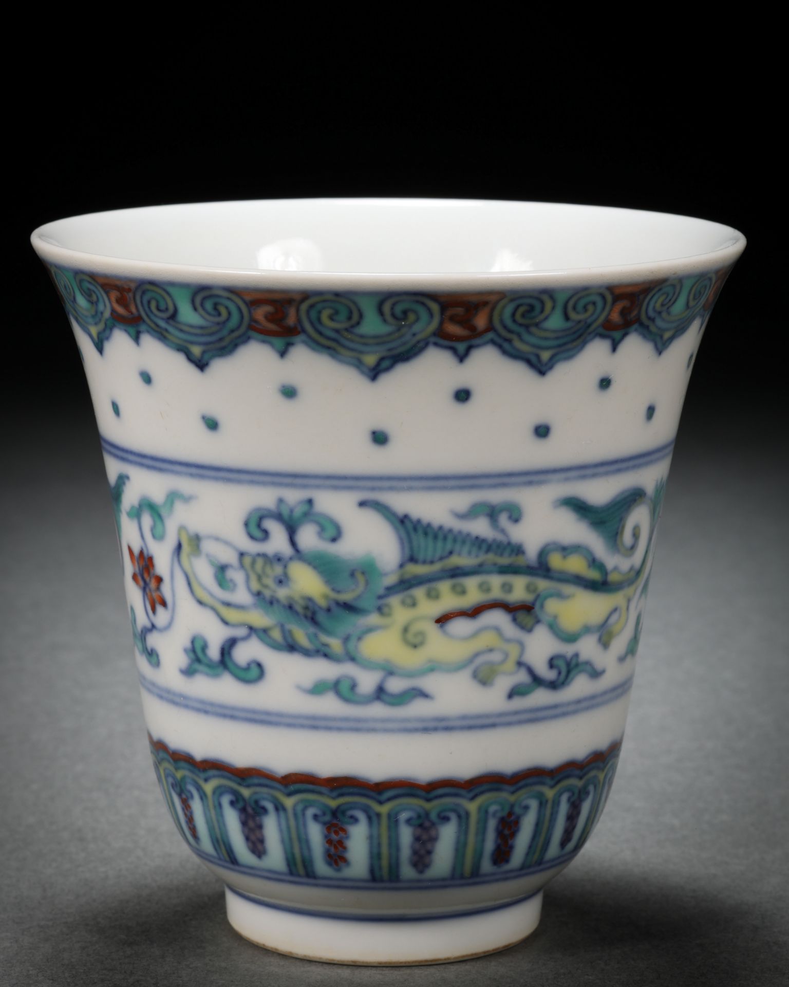 A Chinese Doucai Glaze Dragon Cup - Bild 6 aus 8