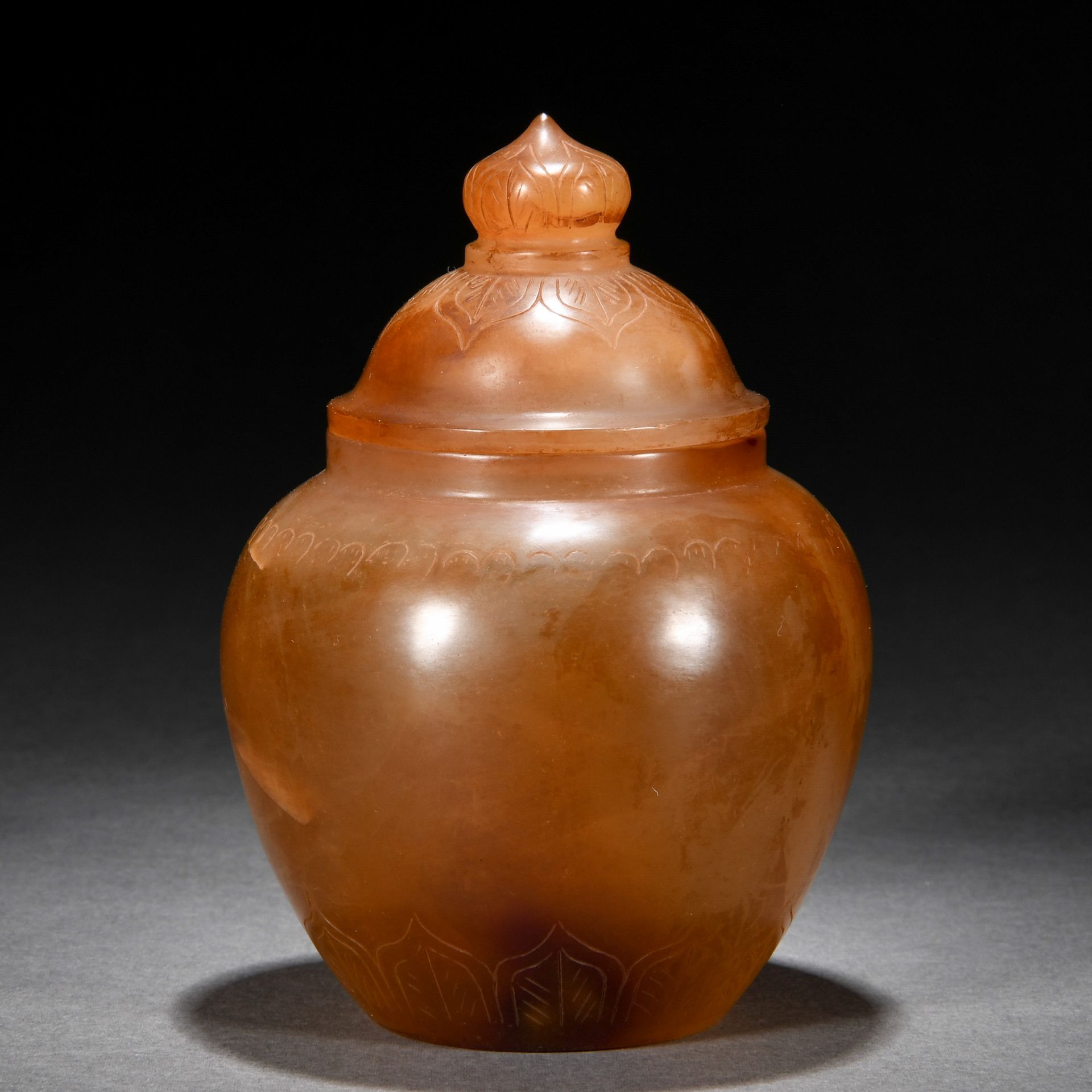 A Chinese Carved Agate Jar with Cover - Bild 2 aus 8