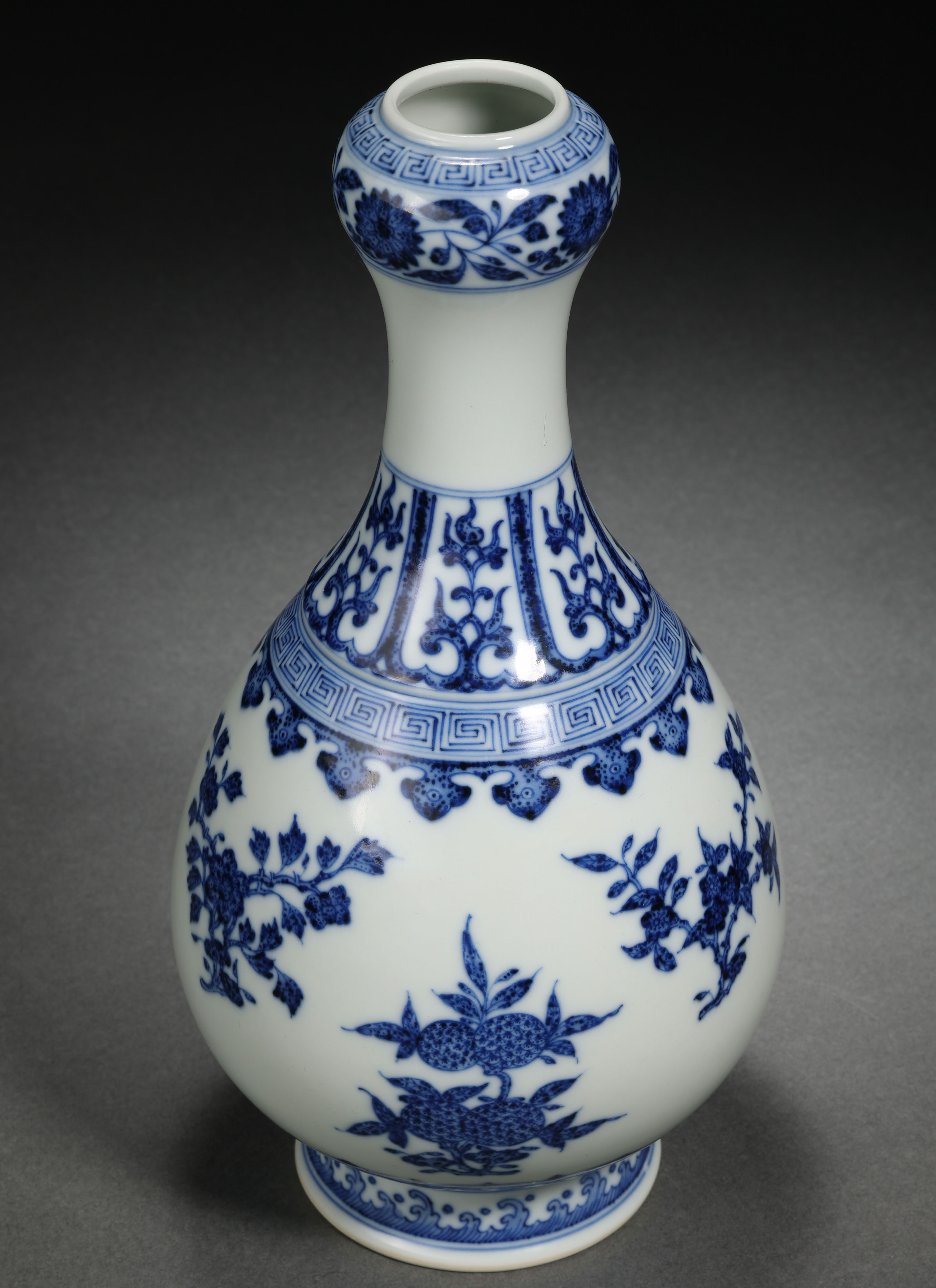 A Chinese Blue and White Garlic Head Vase - Image 2 of 10