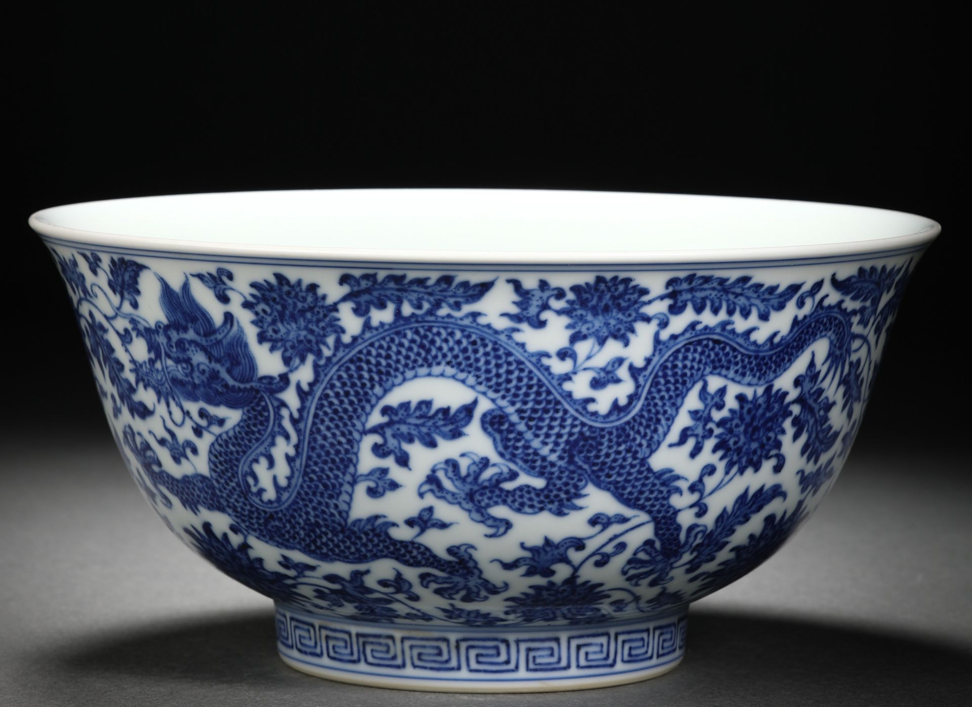A Chinese Blue and White Floral and Dragons Bowl - Image 3 of 12