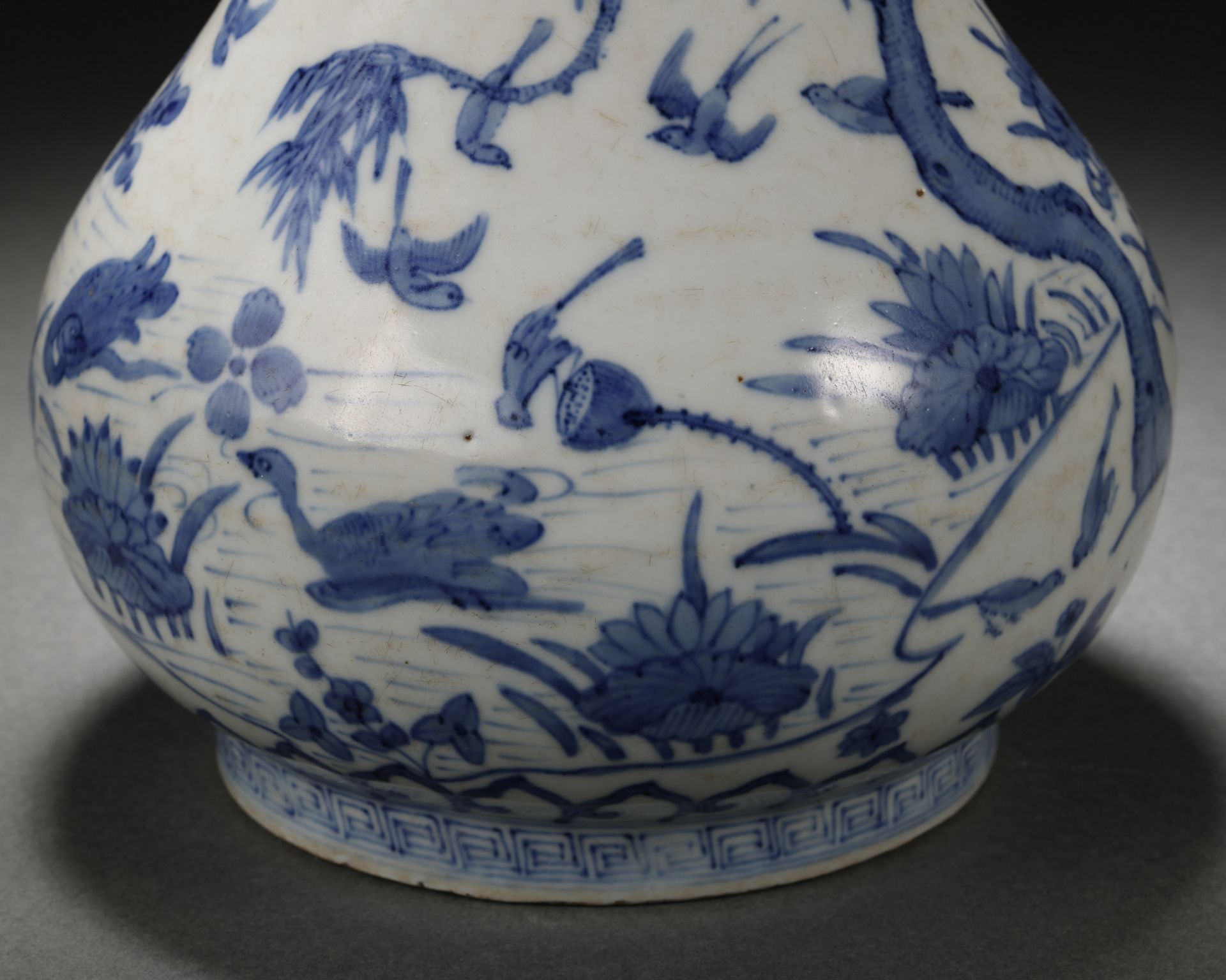 A Chinese Blue and White Garlic Head Vase - Bild 8 aus 11