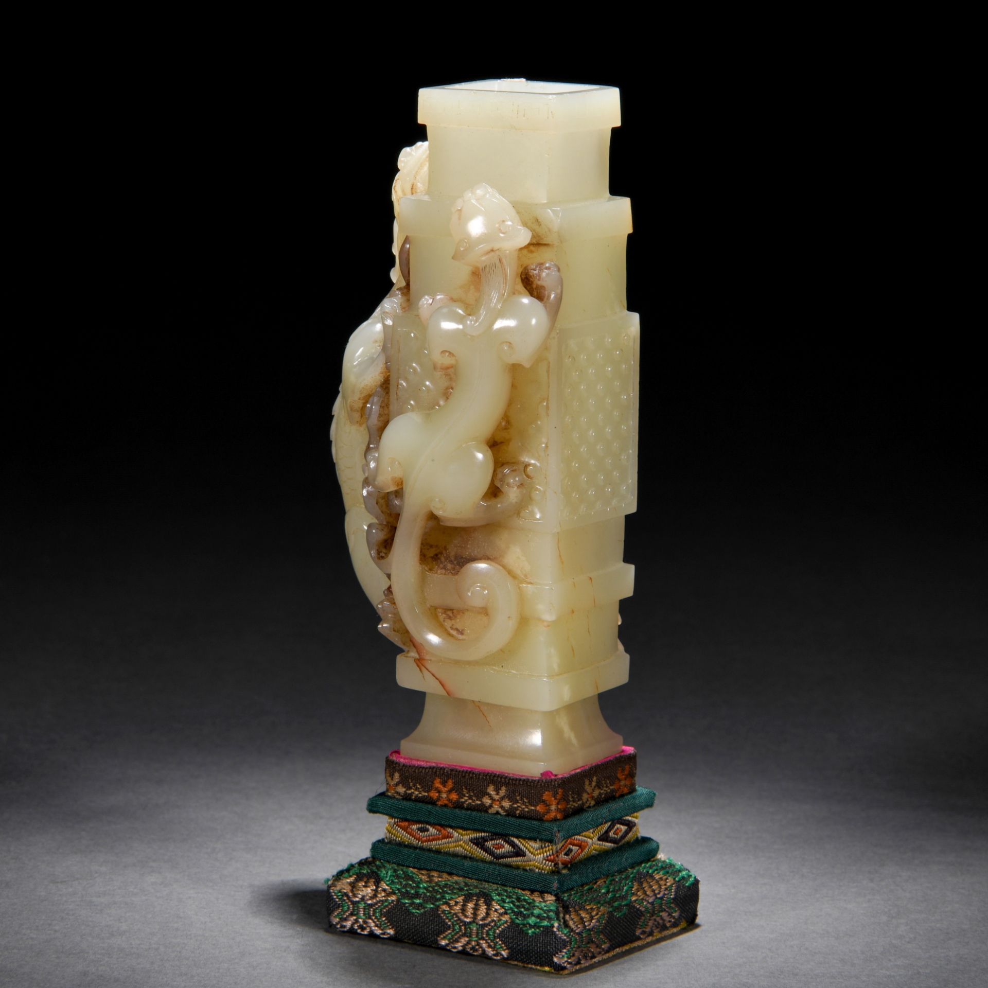 A Chinese Carved Jade Beast Decoration - Image 3 of 10