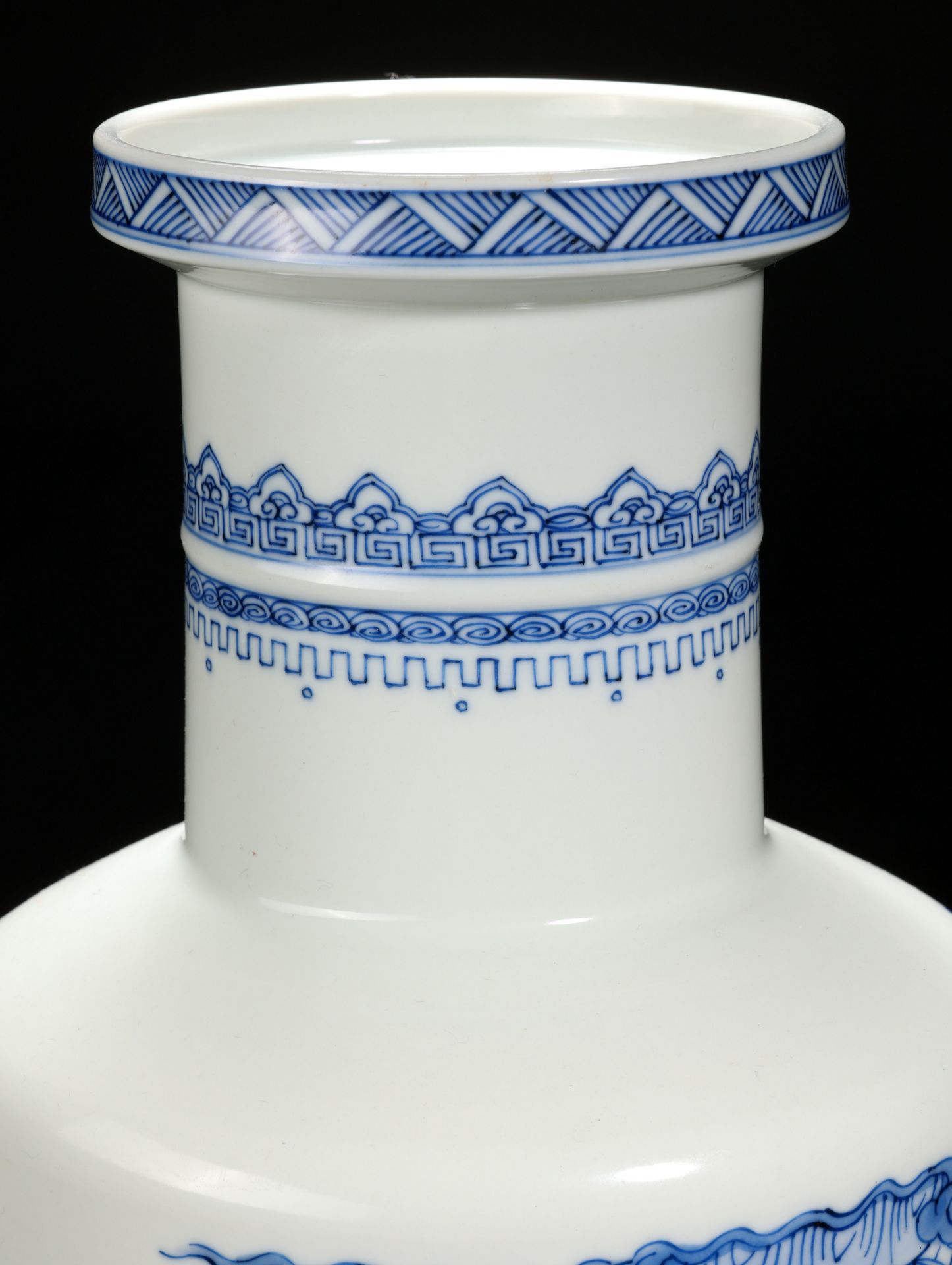 A Chinese Blue and White Figural Story Mallet Vase - Image 14 of 17