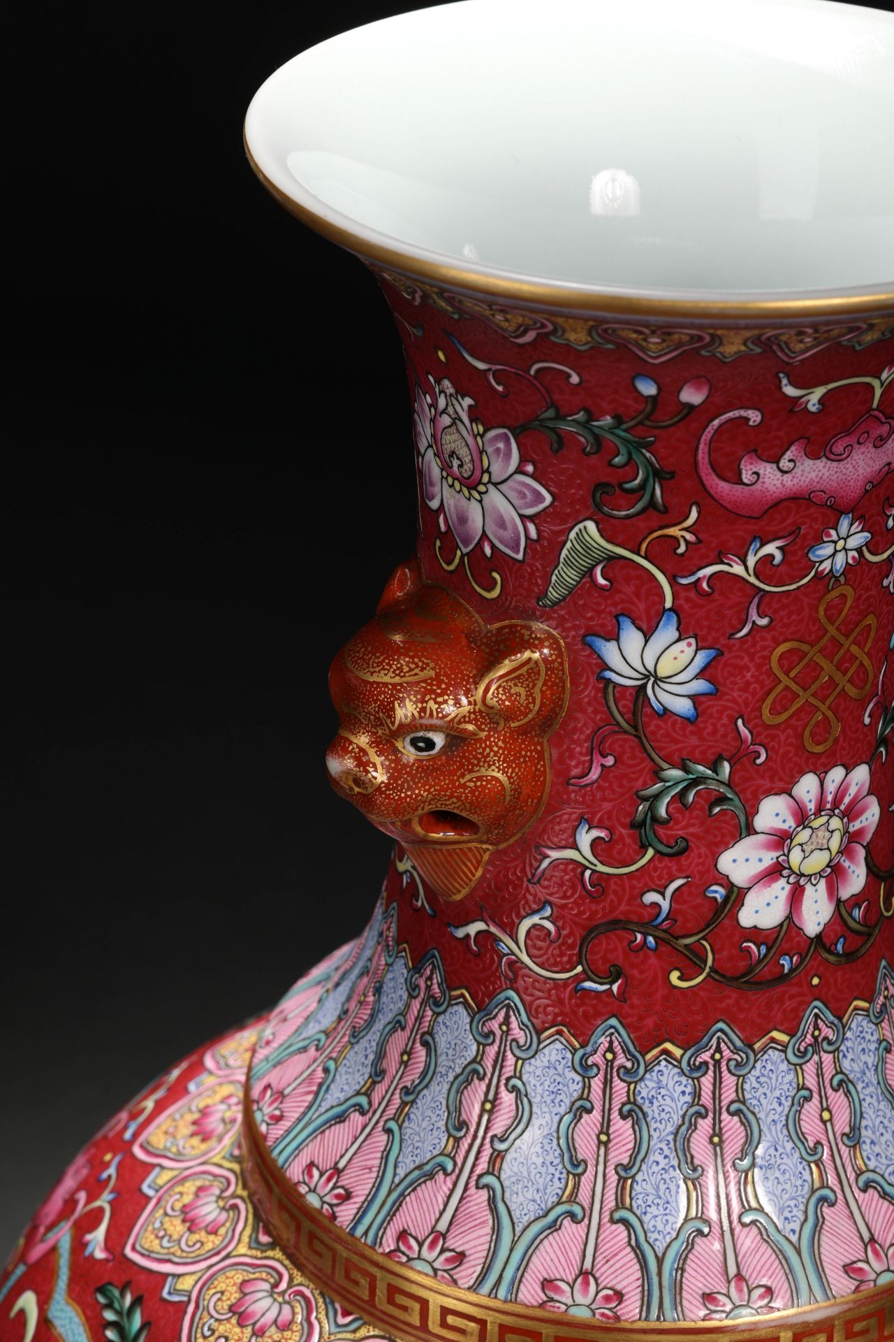 A Chinese Famille Rose Lotus Scrolls Vase - Image 8 of 10